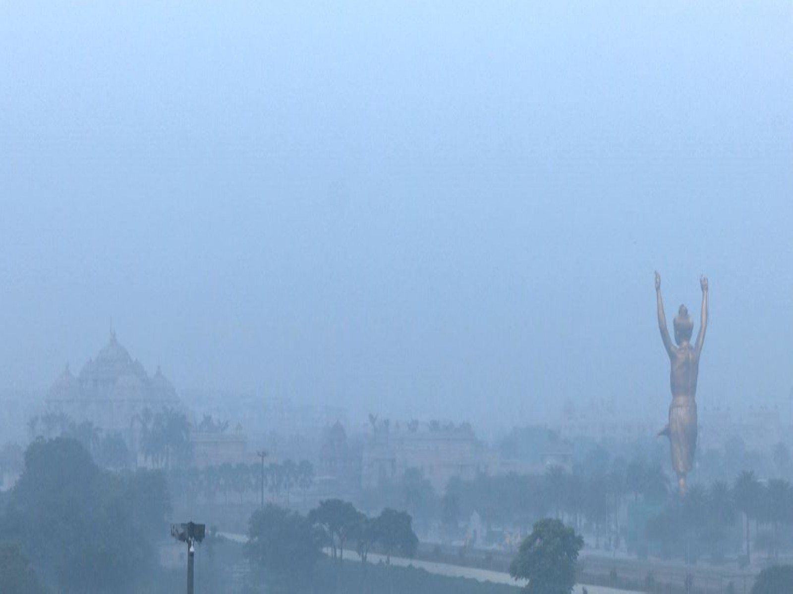 Visual from Akshardham area as smog engulfs parts of Delhi-NCR (Photo/ANI)