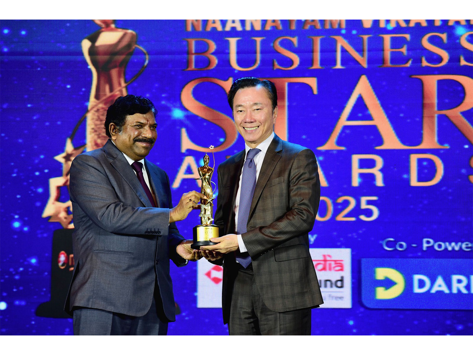 Mr. Pham Sanh Chau, CEO of VinFast Asia (right), received the Nanayam Vikatan Business Star Award from Mr. Muruganandam, Chief Secretary to the Government of Tamil Nadu