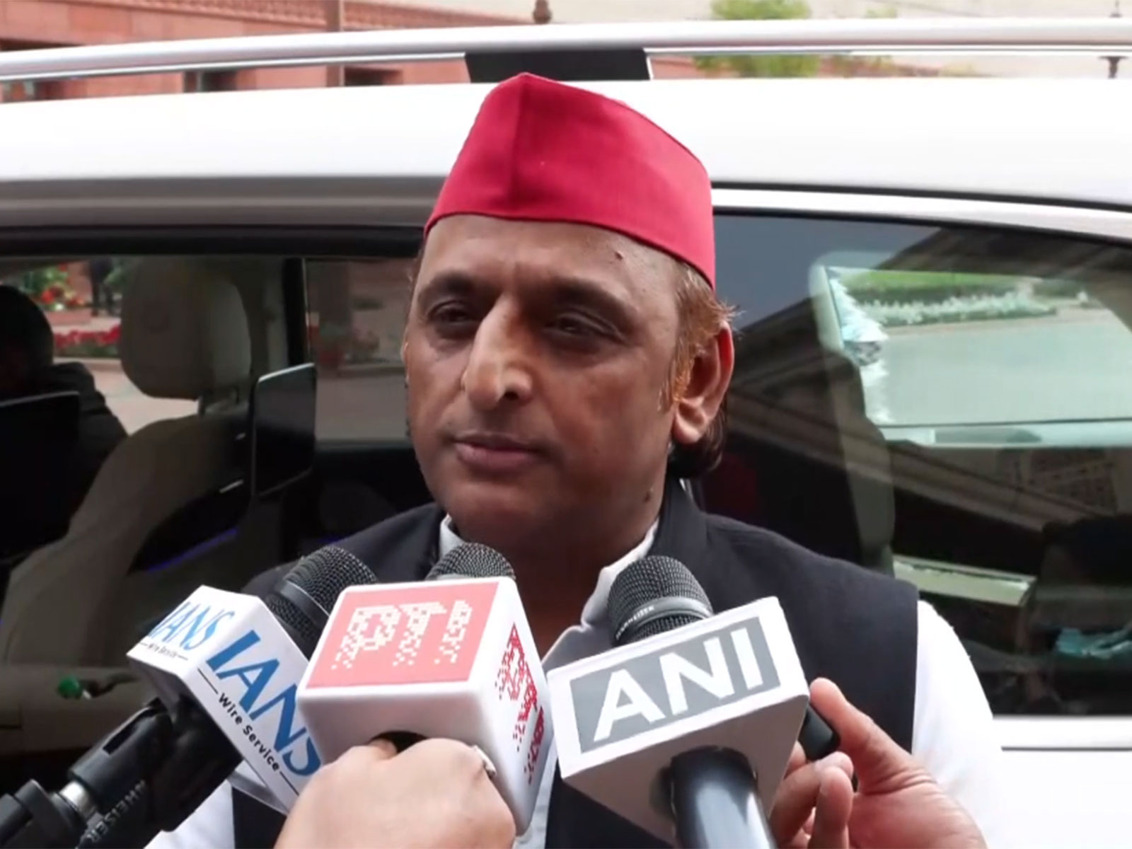 
    Akhilesh Yadav flags 