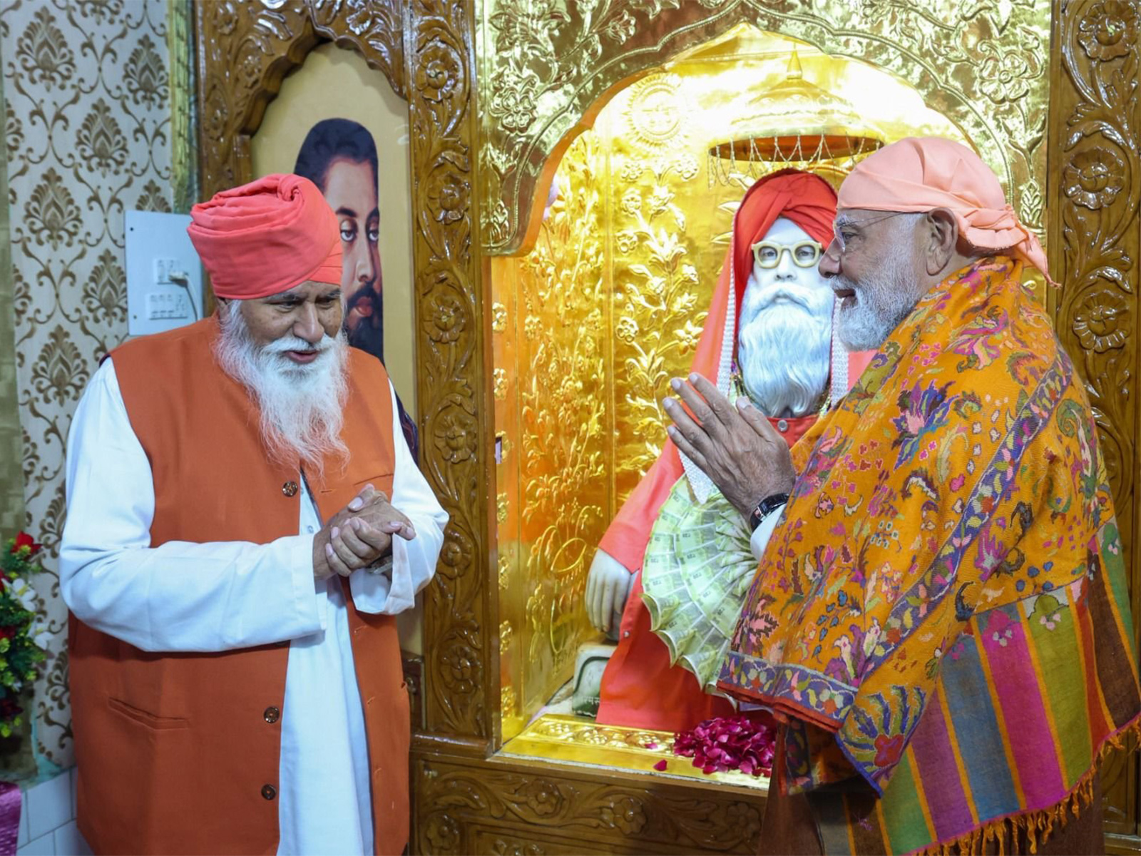 Prime Minister Narendra Modi with Sant Niranjan Dass (Photo X/Narendra Modi)