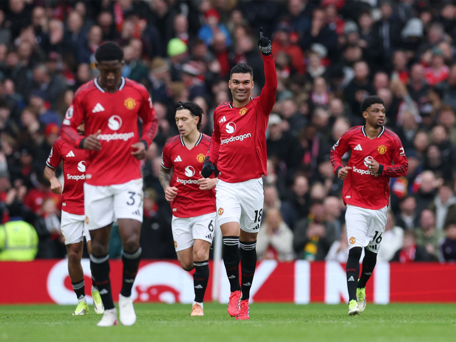 Manchester United players in action against Fulham (Photo: Reuters)