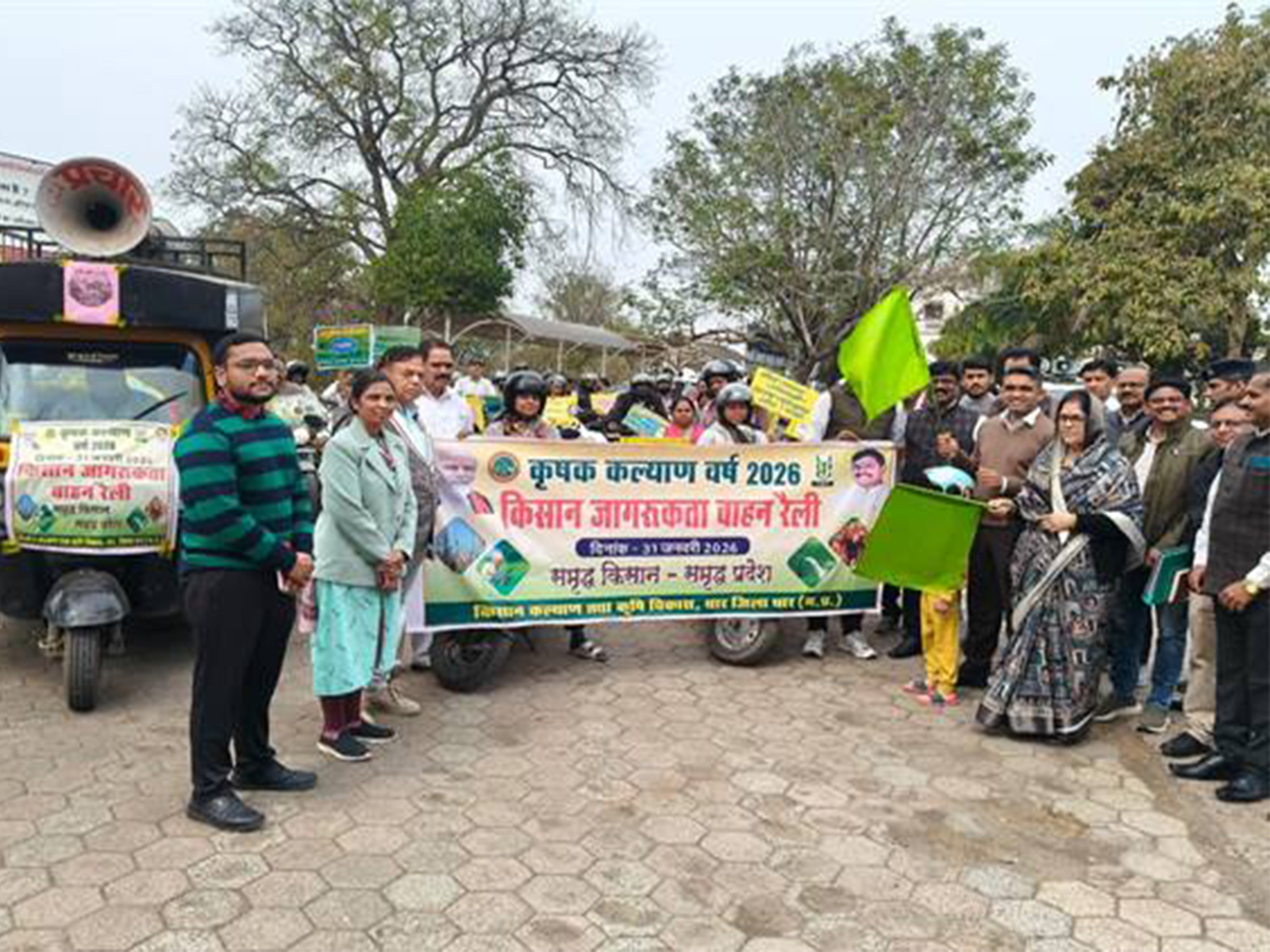 Vehicle rally being flagged off in Dhar district (Photo/DPR)