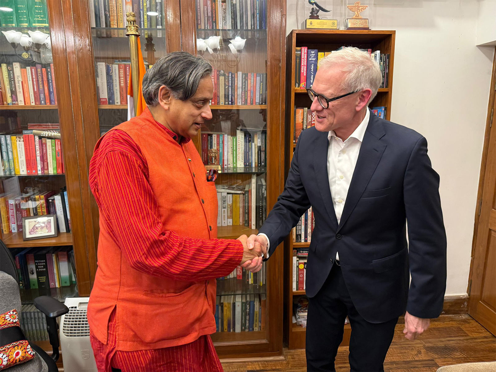 Shashi Tharoor meets Maersk's René Piil Pedersen (Photo/ @ShashiTharoor)