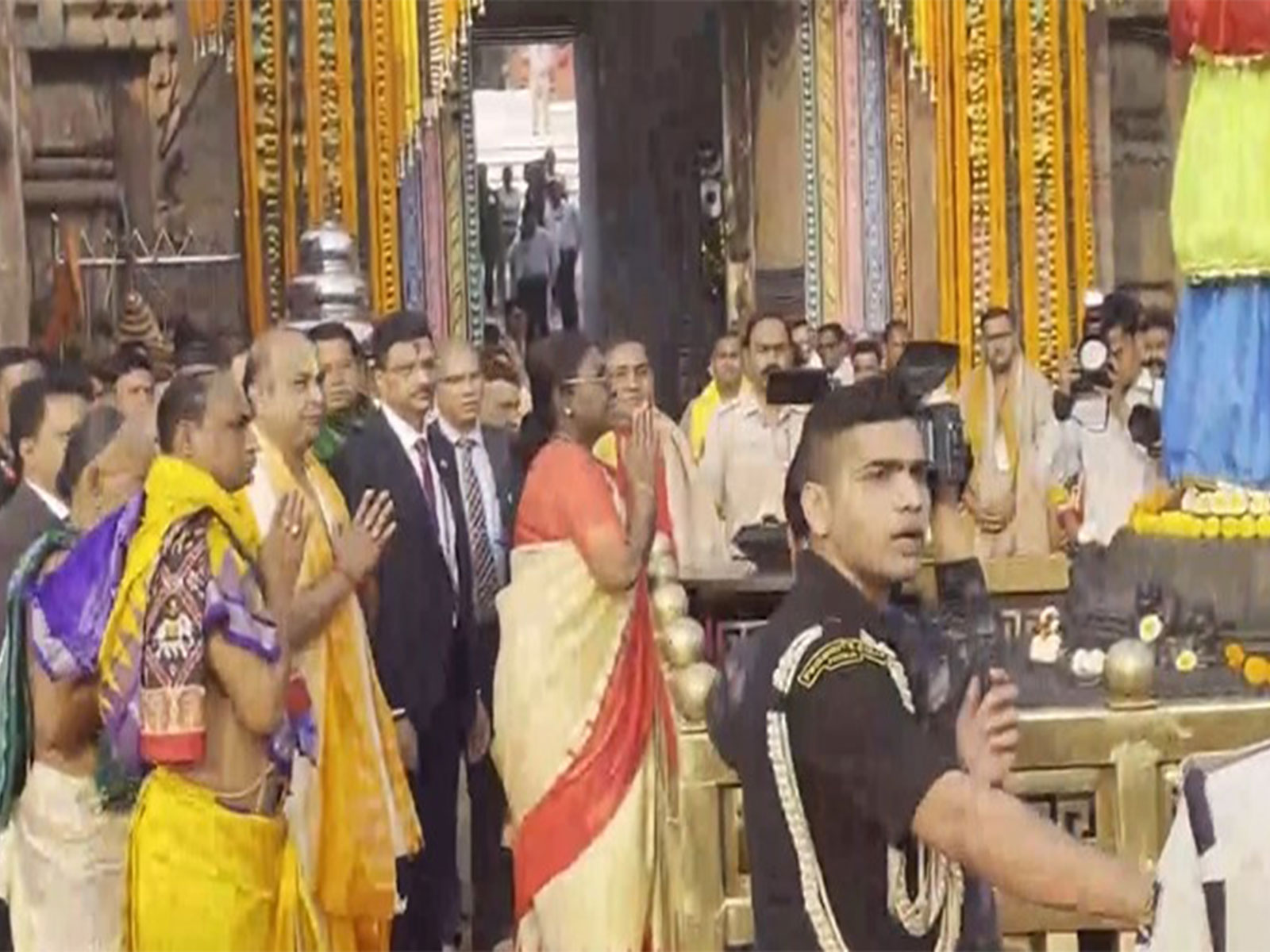 President Droupadi Murmu offers prayers at Jagannath temple (Photo/ANI)