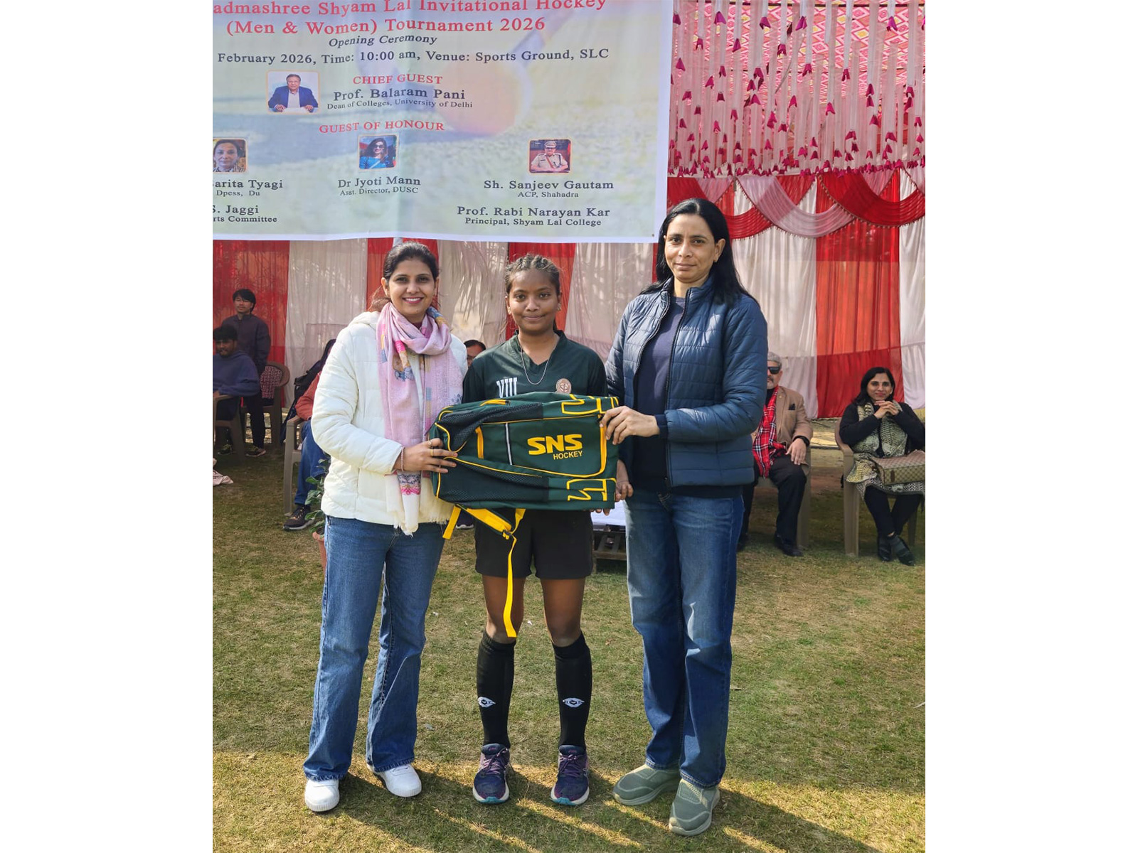 Anjali of Janki Devi Memorial College (JDM) receiving the Player of the Match award. (Photo/Padma Shree Shyam Lal Memorial Hockey Tournament)