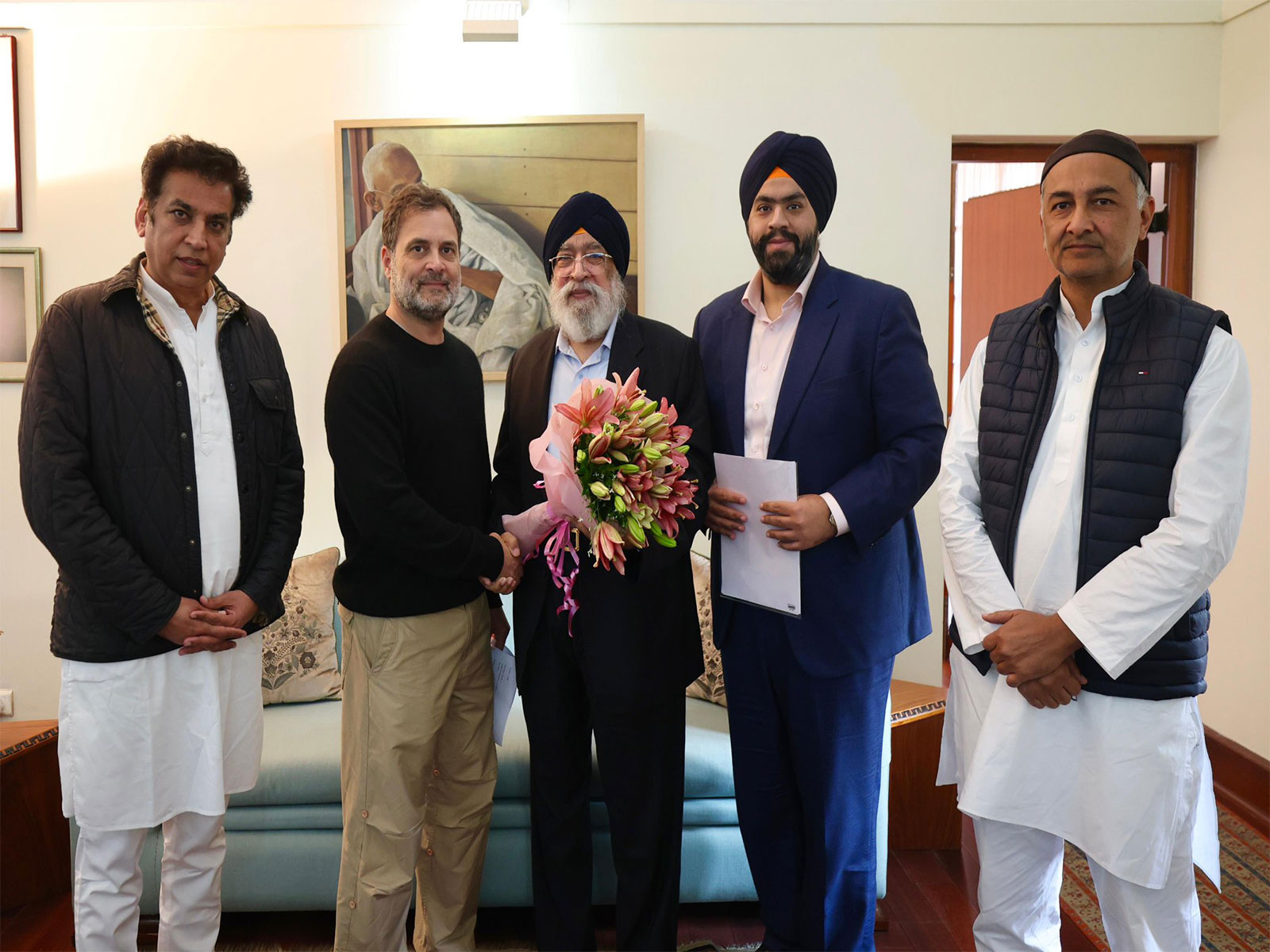 Lok Sabha LoP Rahul Gandhi meets H.S. Sarna and Congress leaders (Photo/X/@INCDelhi)