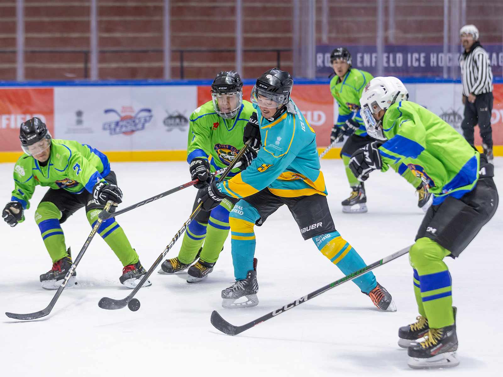 Sham Wolves and Kangs Sing players in action. (Photo: Ice Hockey League)