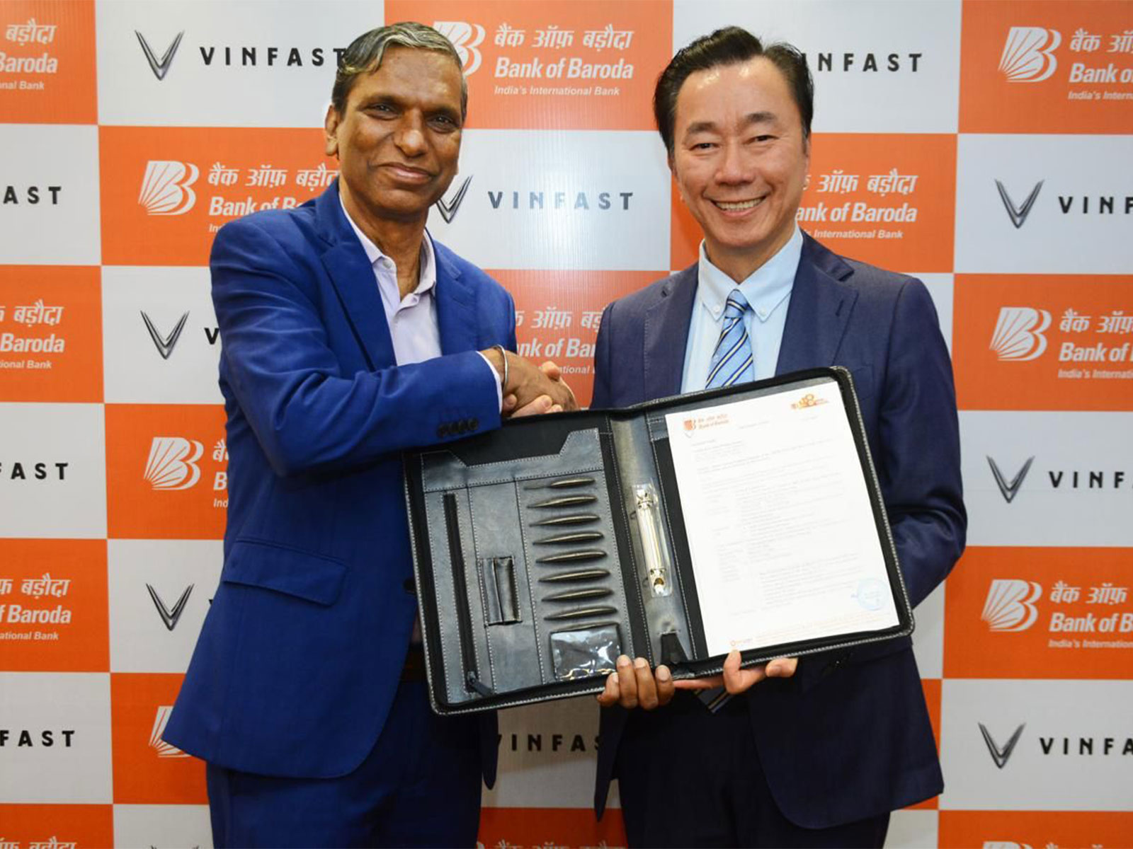Mr. Pham Sanh Chau (right), CEO of VinFast Asia, and Mr. D. Ananda Kumar, General Manager – Supply Chain Finance, Bank of Baroda, at the signing ceremony