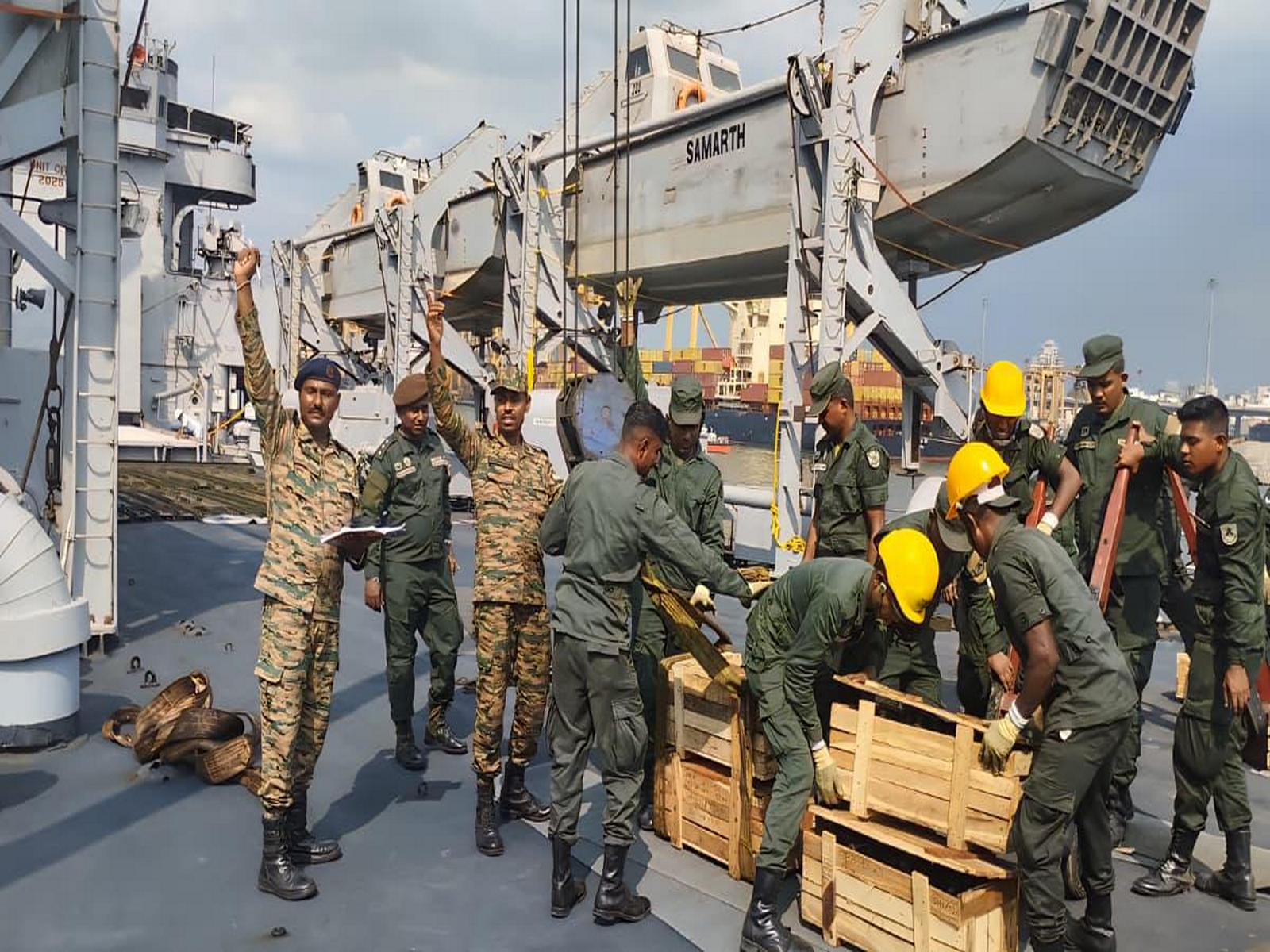  Indian army and Indian Navy transports ten additional extra-wide bridges to Sri Lanka {Photo/@@adgpi)