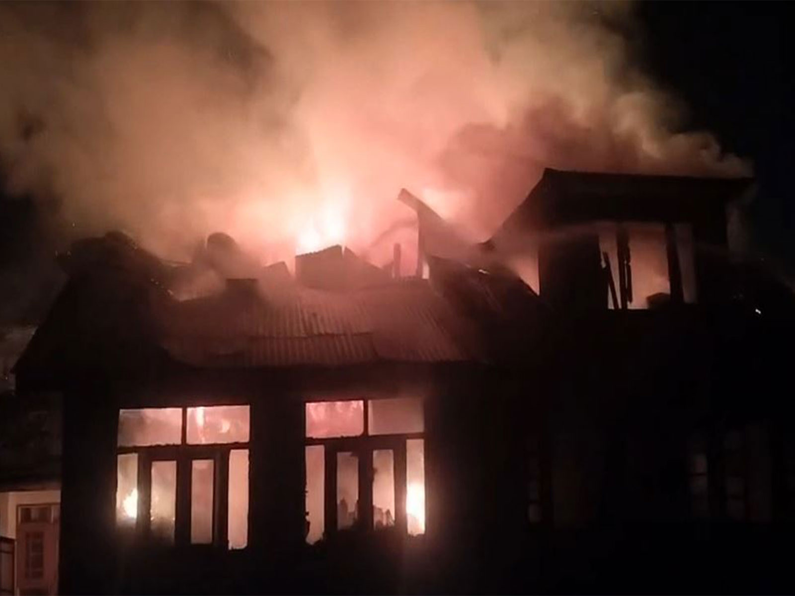 
    J-K: Massive fire guts many houses in Srinagar's Nowhatta
    