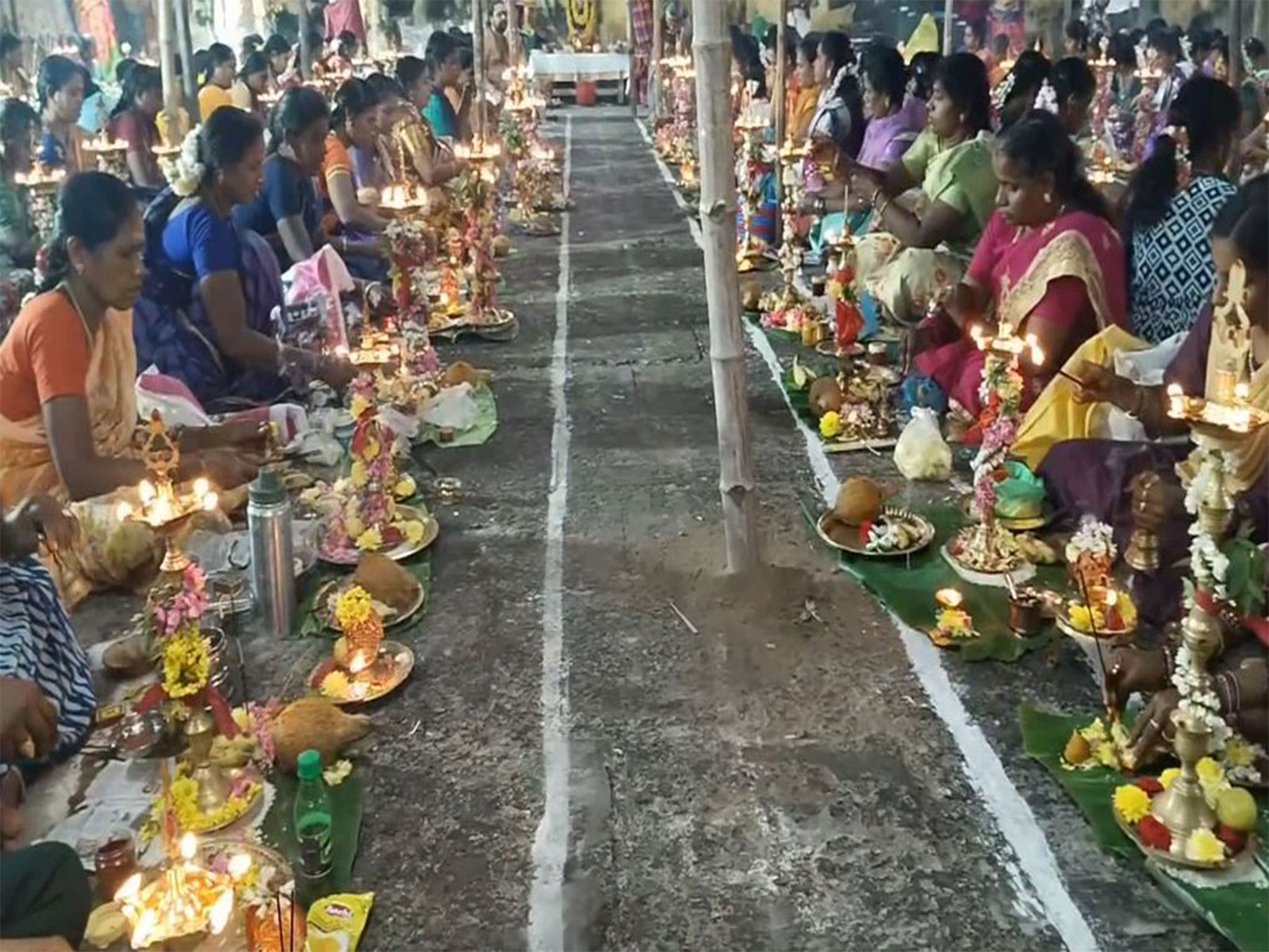 Thiruvilakku Puja held at Kanjanagaram Sri Thunga Balasthanambika Sametha Kadrasundareswarar Temple (Photo/ANI)