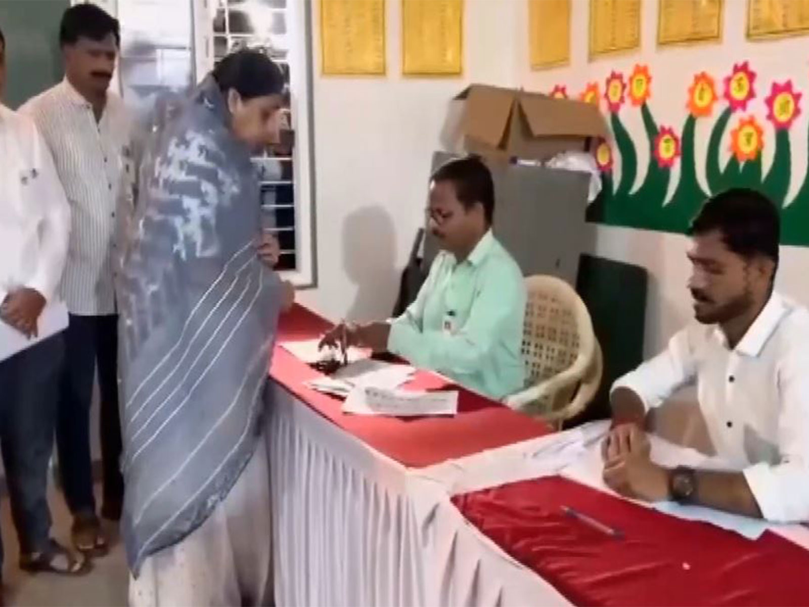 महाराष्ट्र: उपमुख्यमंत्री सुनेत्रा पवार यांनी २०२६ जिल्हा परिषद आणि पंचायत समिती निवडणुकीसाठी मतदान केले