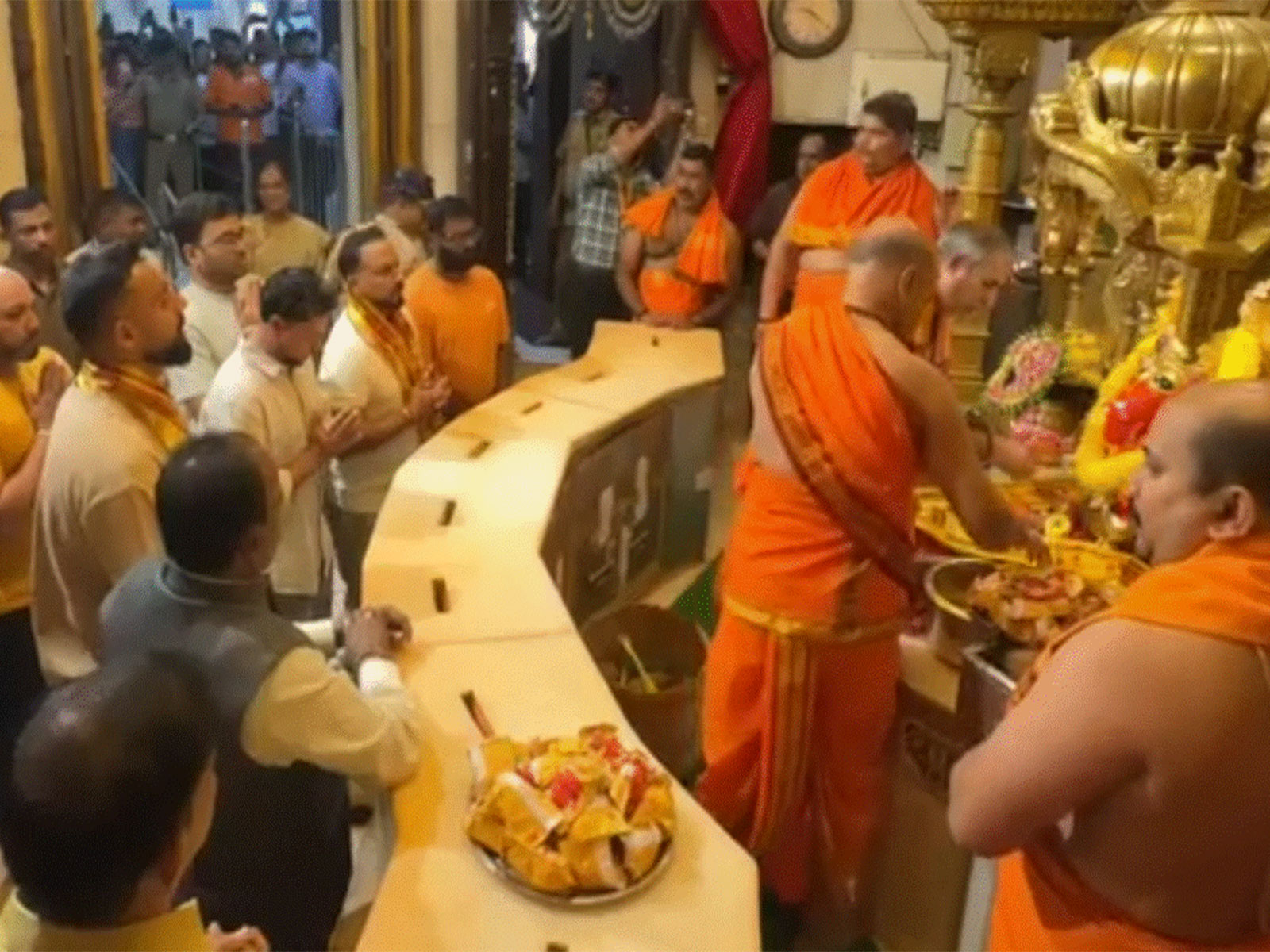 Kuldeep Yadav, Varun Chakaravarthy and Team India support staff members offer prayers at Shri Siddhivinayak Ganpati Temple (Photo: ANI)