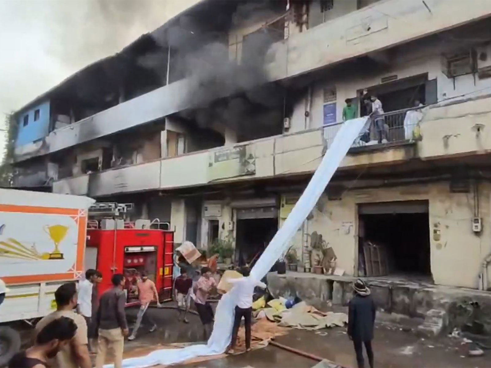 महाराष्ट्र: भिवंडीत भीषण आग, सुमारे सात गोदामे जळून खाक