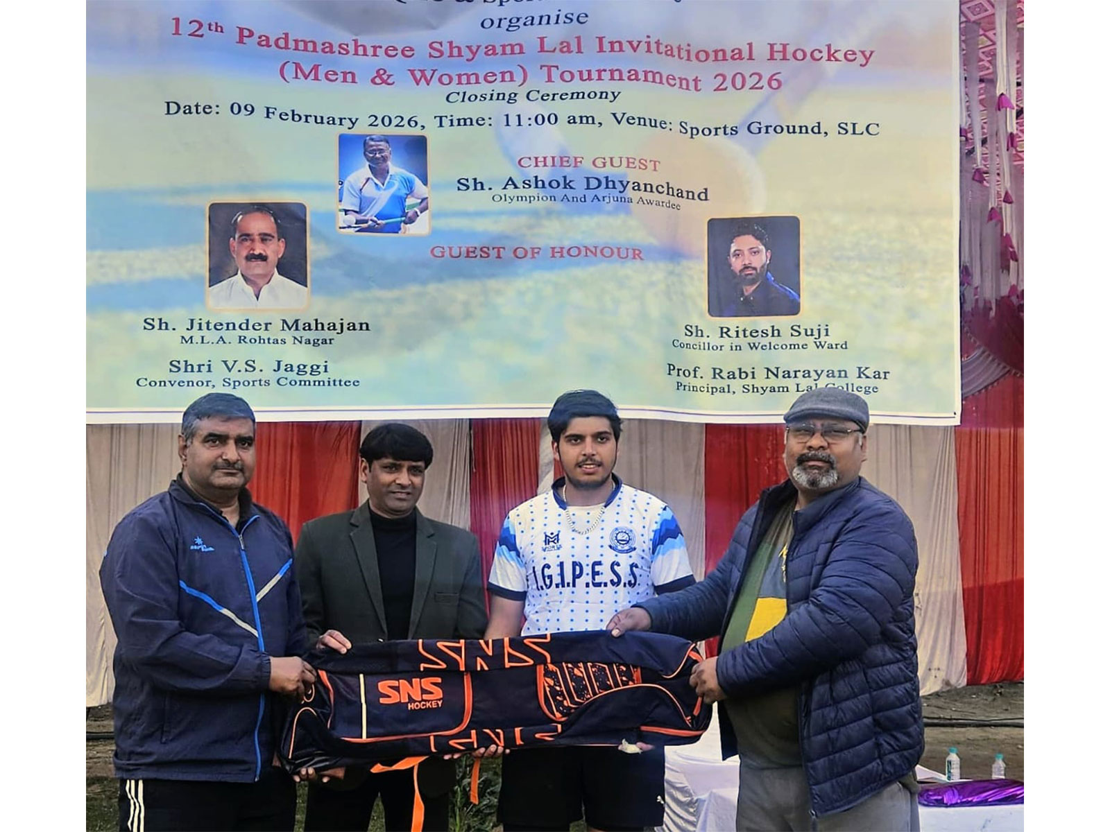 Shyam Lal College player Manish receiving the Player of the Match award (Photo: Padma Shree Shyam Lal Memorial Hockey Tournament)