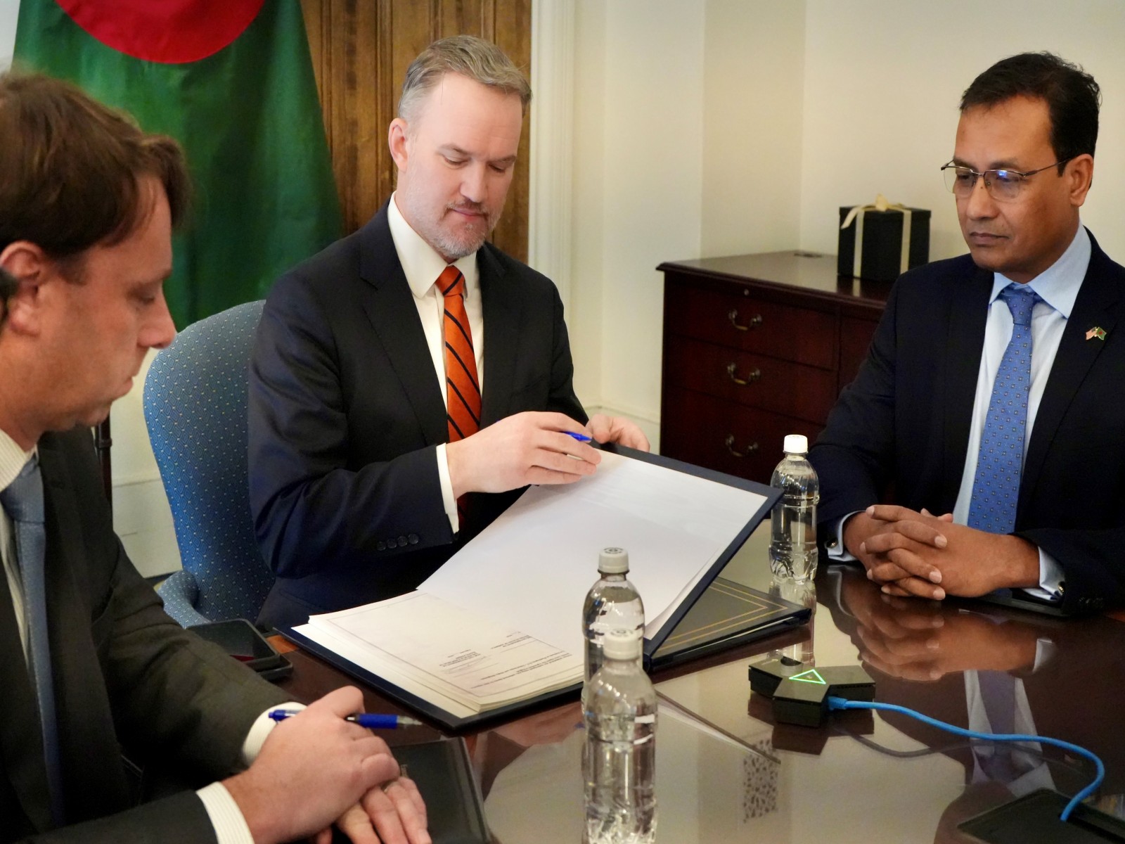 US Trade Representative Jamieson Greer and Banglasdesh officials sign the agreement (Photo: X@USTradeRep)