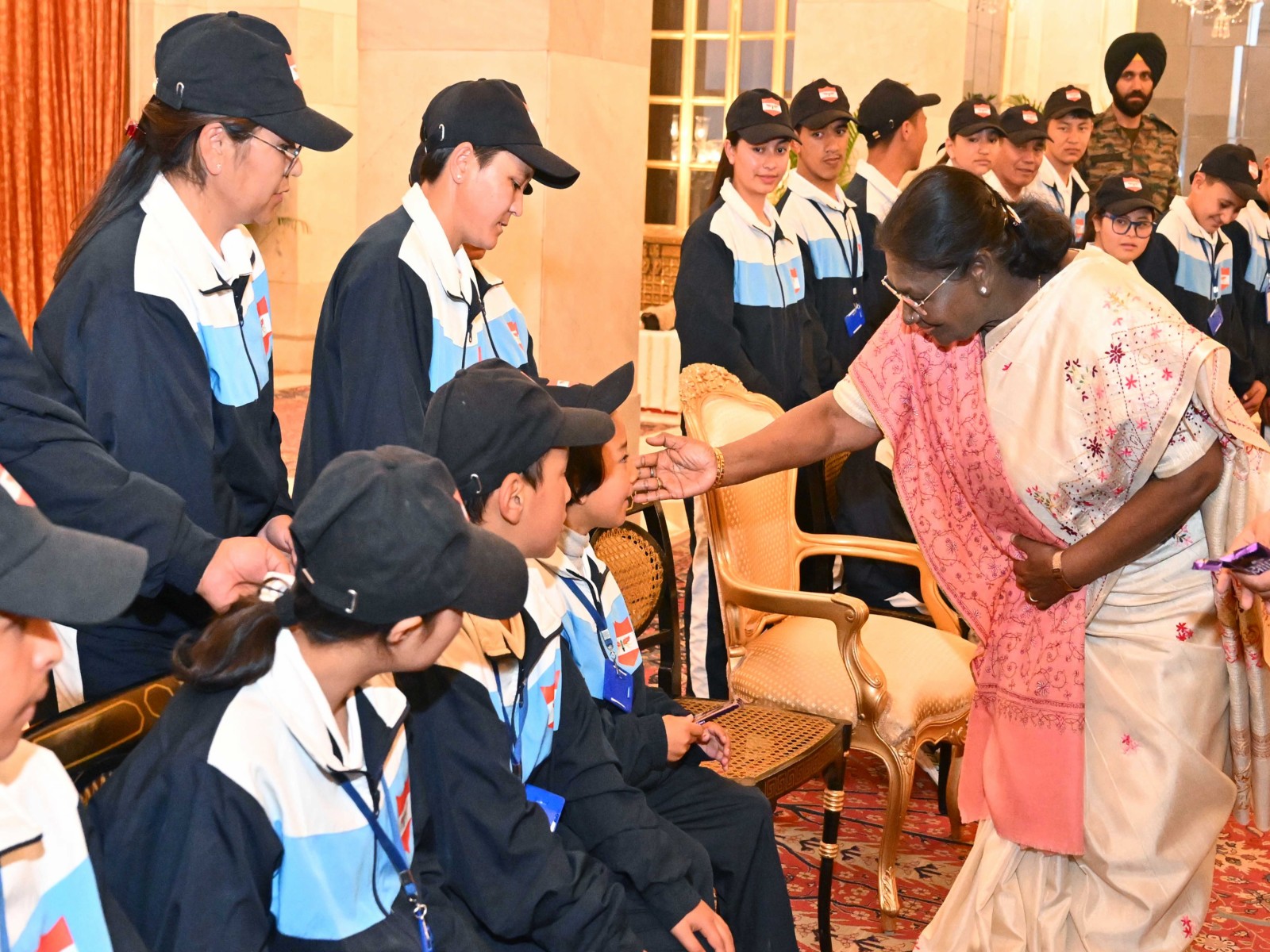 President Droupadi Murmu interacting with children  (Photo/@rashtrapatibhvn)
