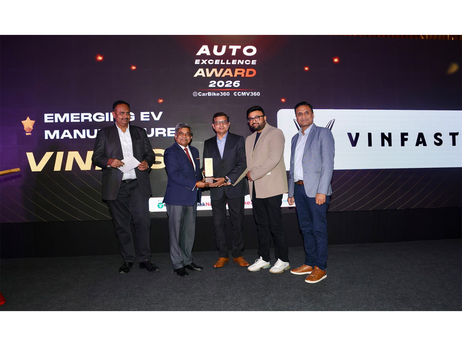 Bhartendu Singh (center), Chief Marketing Officer of VinFast India, received the awards from the organizers of the Auto Excellence Awards 2026