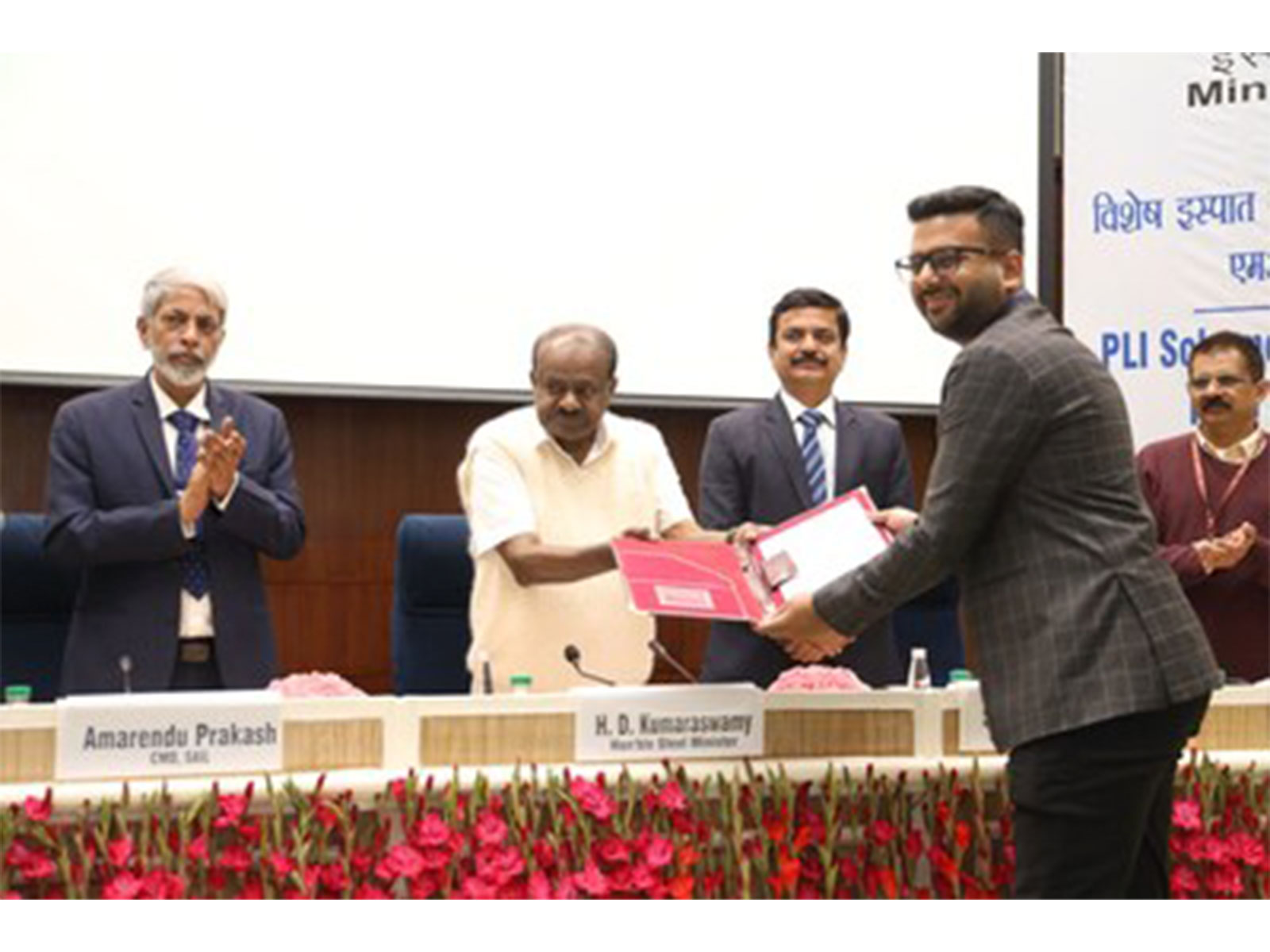 Mr. Nikunj Dhanuka, Director, Lalbaba Engineering Limited with Shri H.D. Kumaraswamy, Honorable Minister of Steel, GOI during the MoU signing Ceremony Mr. Nikunj Dhanuka, Director, Lalbaba Engineering Limited with Shri H.D. Kumaraswamy, Honorable Minister of Steel, GOI during the MoU signing Ceremony