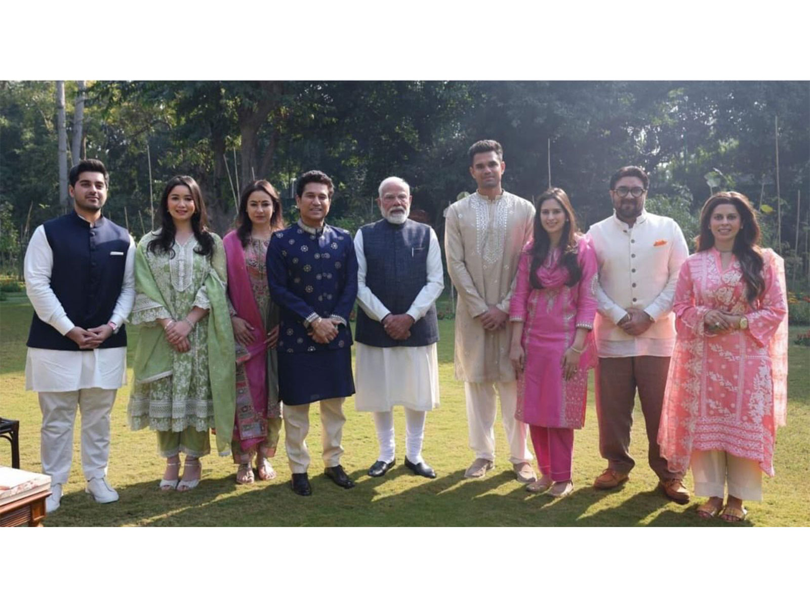 PM Modi with Sachin Tendulkar's family. (Photo/X@sachin_rt)