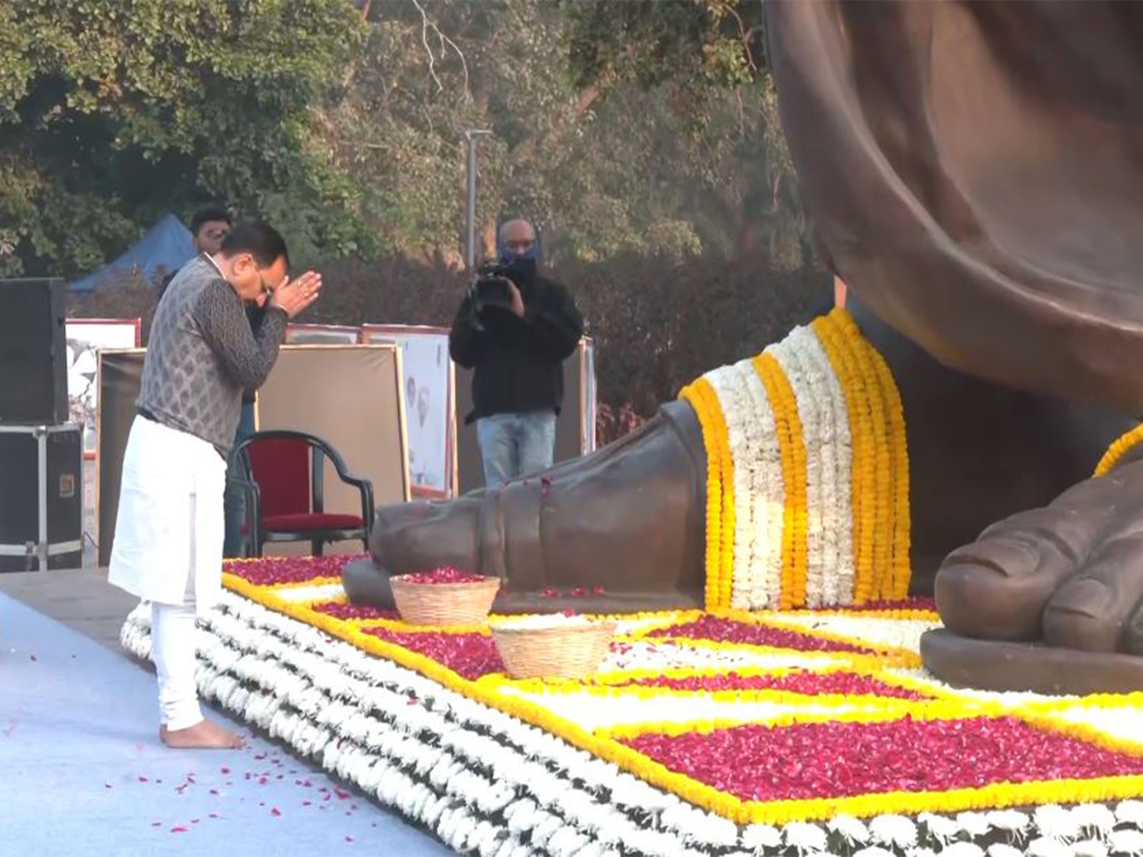 Delhi BJP chief Virendraa Sachdeva paying tributes to Pandit Deendayal Upadhyaya (Photo/ANI) Delhi BJP chief Virendraa Sachdeva paying tributes to Pandit Deendayal Upadhyaya (Photo/ANI)