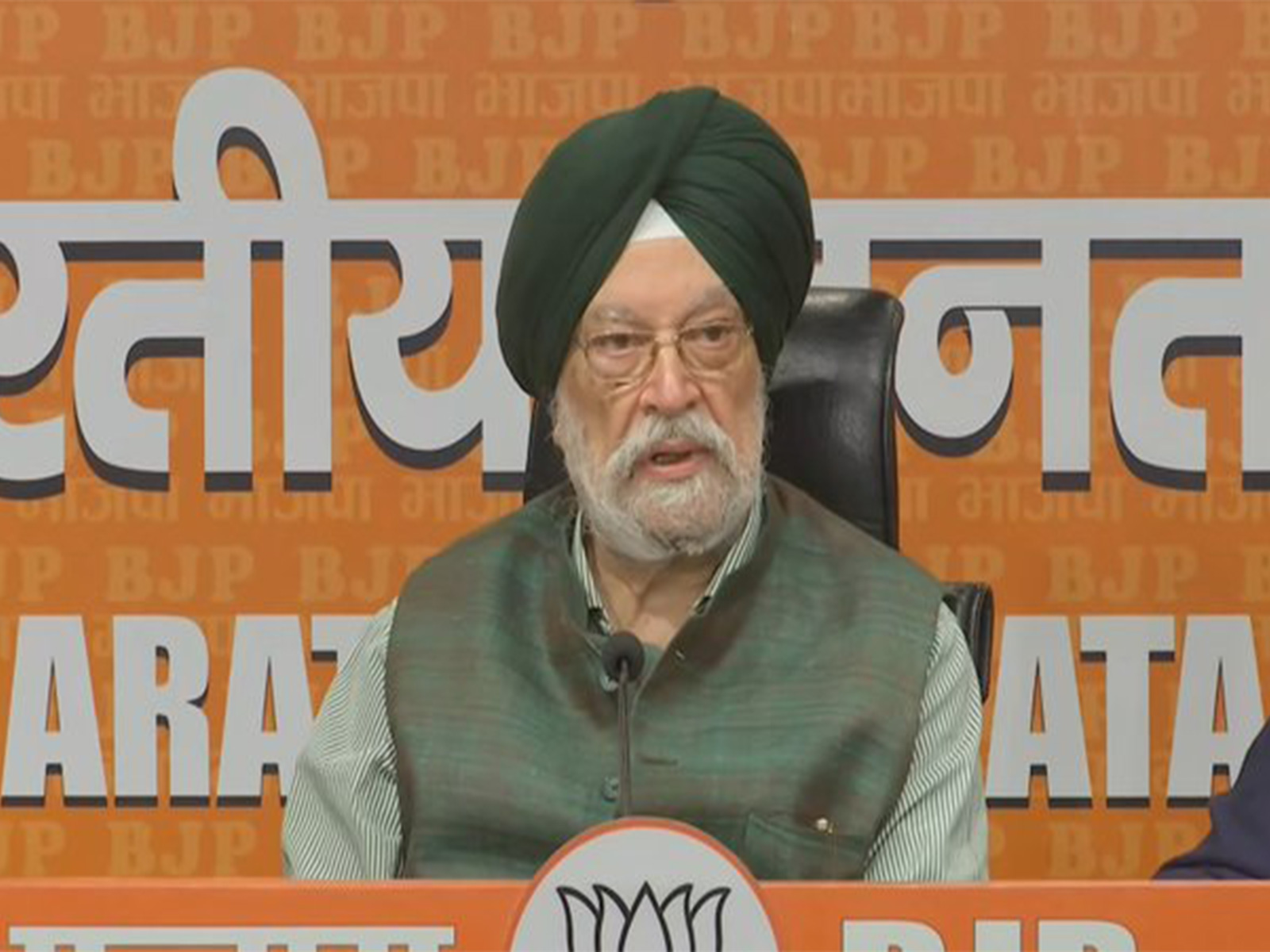 
    Hardeep Puri targets Rahul Gandhi over 'Epstein' remark
    
