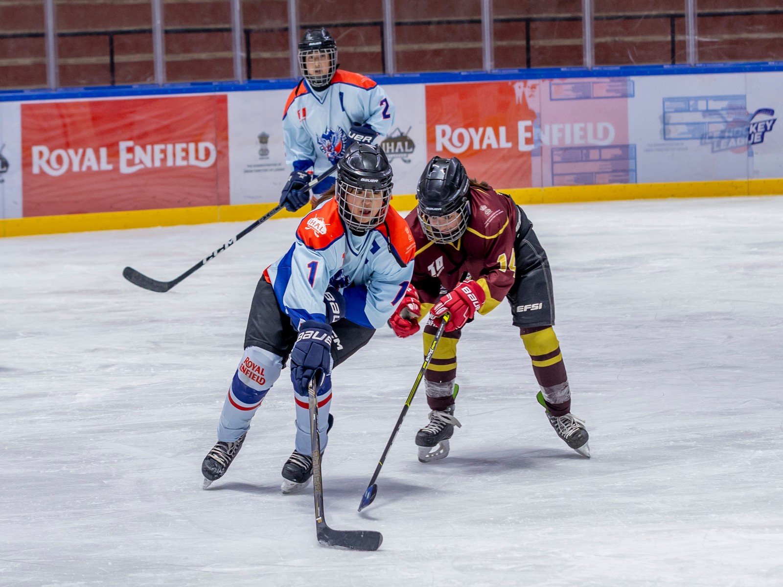Shakar Chiktan Queens and Kharu Eagles players in action (Photo: Ice Hockey League)