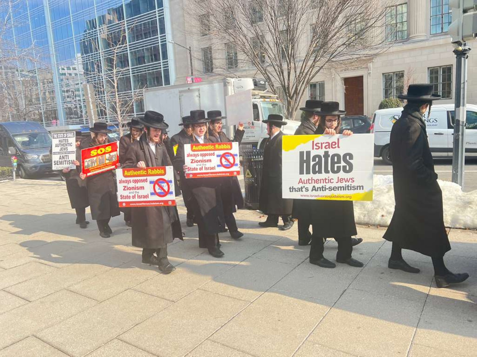 Pro-Palestinian protesters rally outside White House ahead of Netanyahu-Trump meeting (Photo/ANI)
