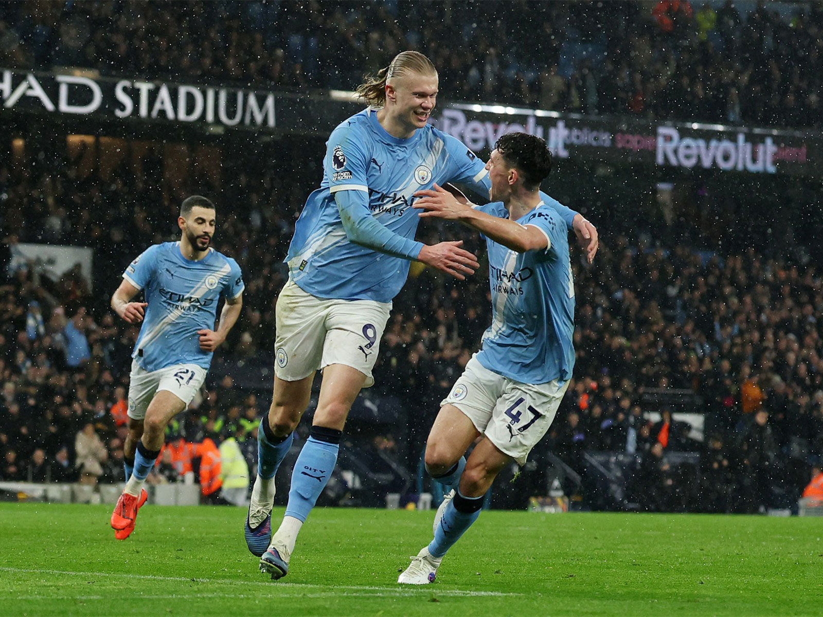 Manchester City players in action against Fulham (Photo: Reuters)
