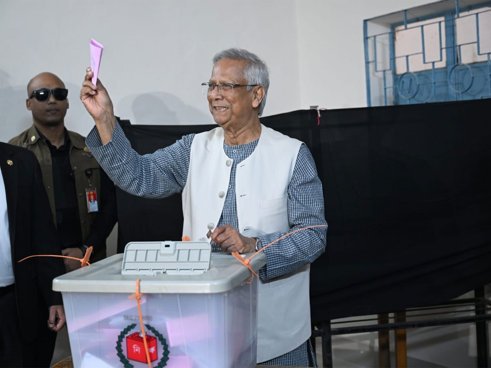 Mohammad Yunus casts his vote (Photo/@ChiefAdviserPressWing)
