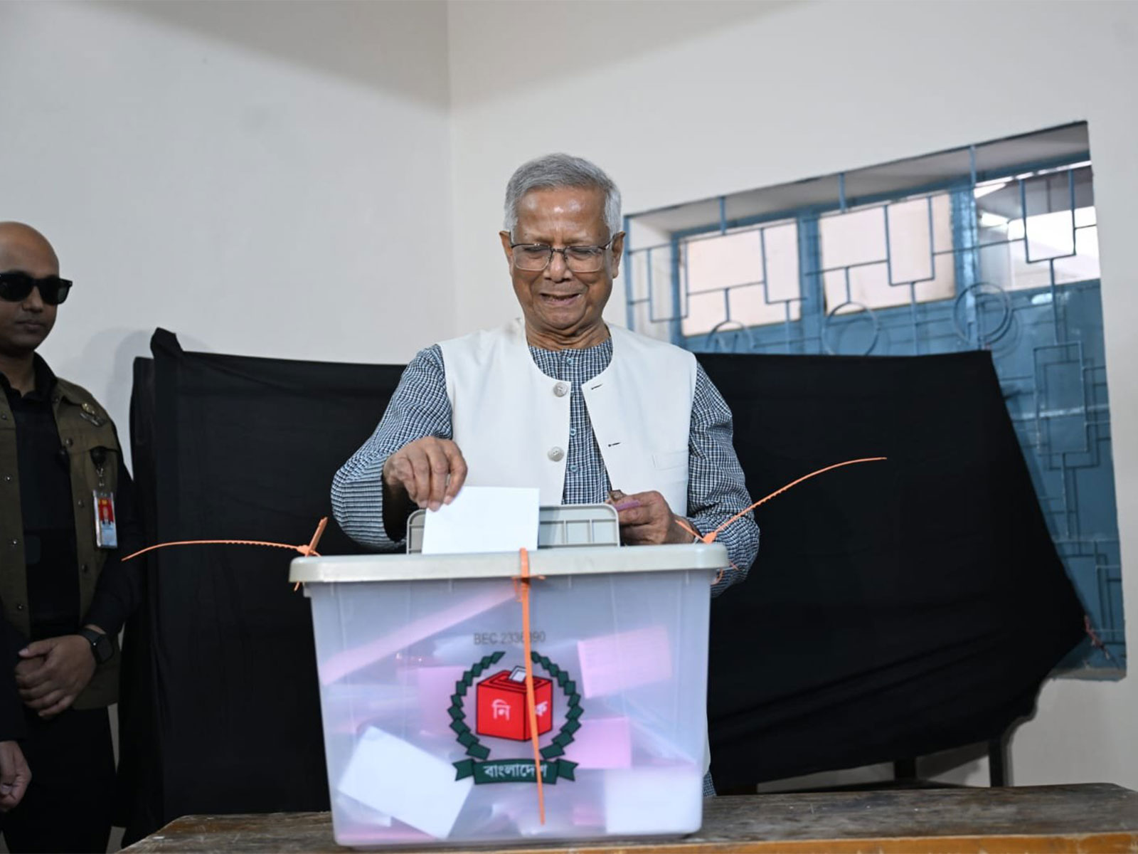 Mohammad Yunus casts his vote (Photo/@ChiefAdviserPressWing)