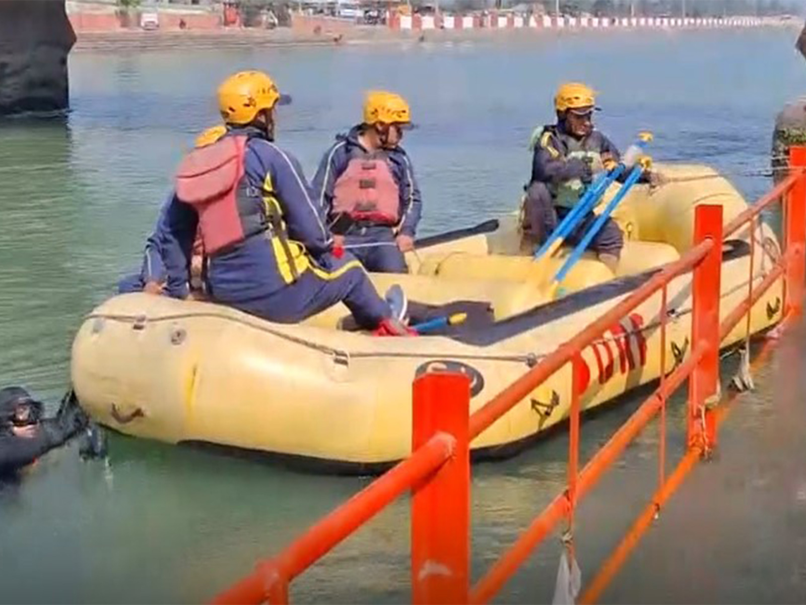 Search opeartion for IIT Roorkee student in Ganga River in Haridwar (Photo/ANI) Search opeartion for IIT Roorkee student in Ganga River in Haridwar (Photo/ANI)