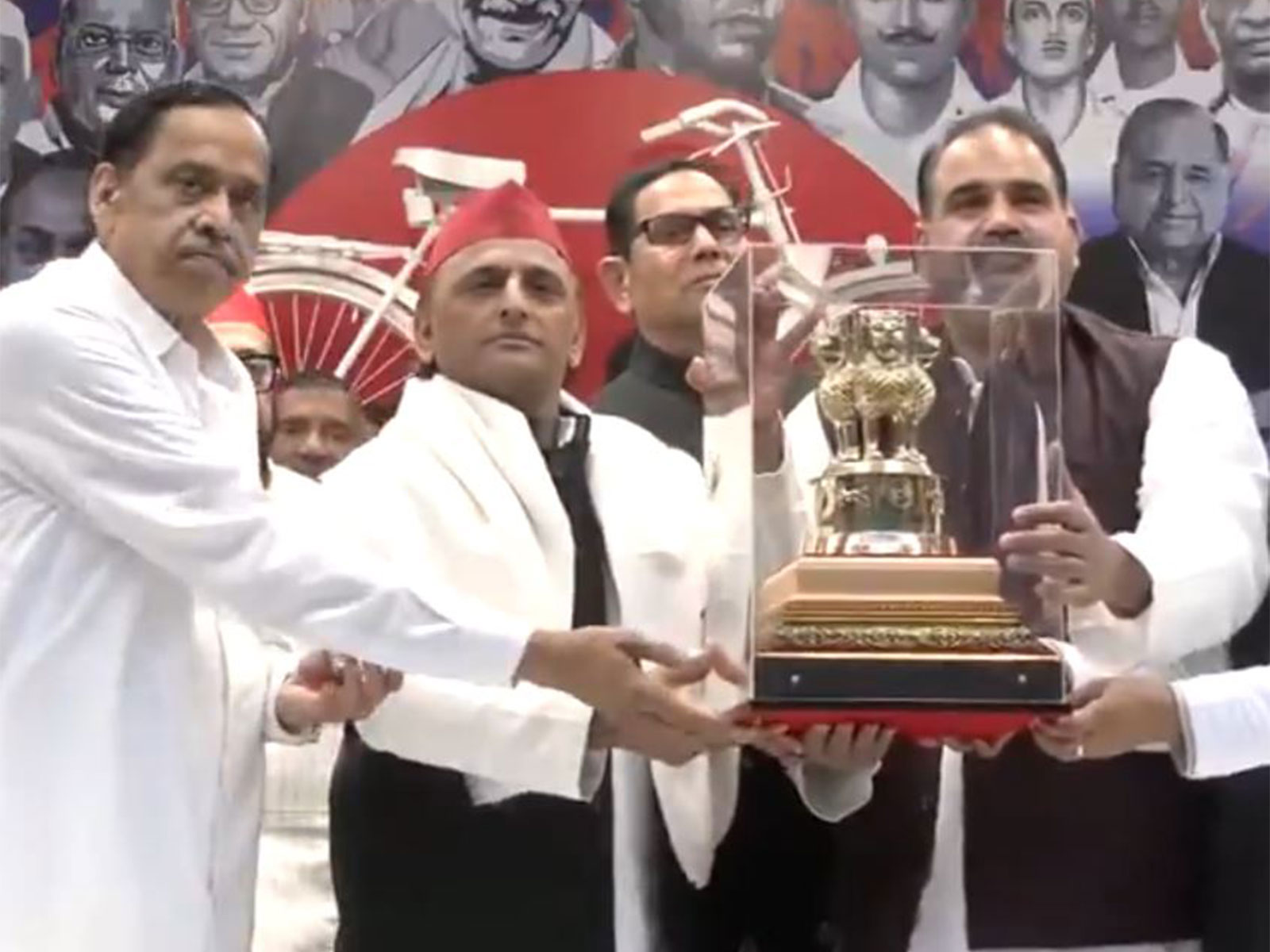 Former Congress leader Naseemuddin Siddiqui with SP chief Akhilesh Yadav (Photo/ANI)