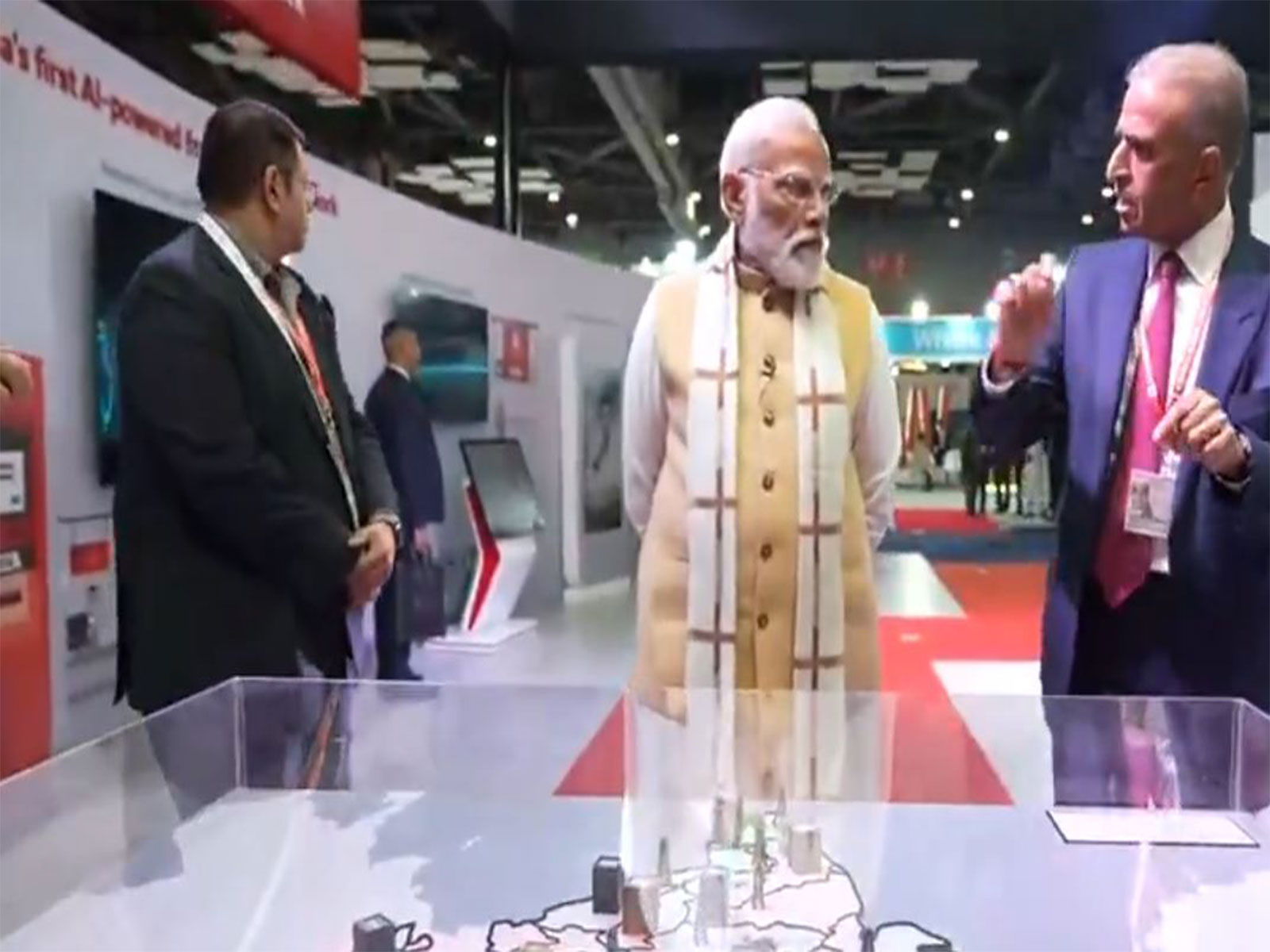 PM Modi explores AI exhibitions in India AI Impact Expo 2026 (Photo/DDNews)