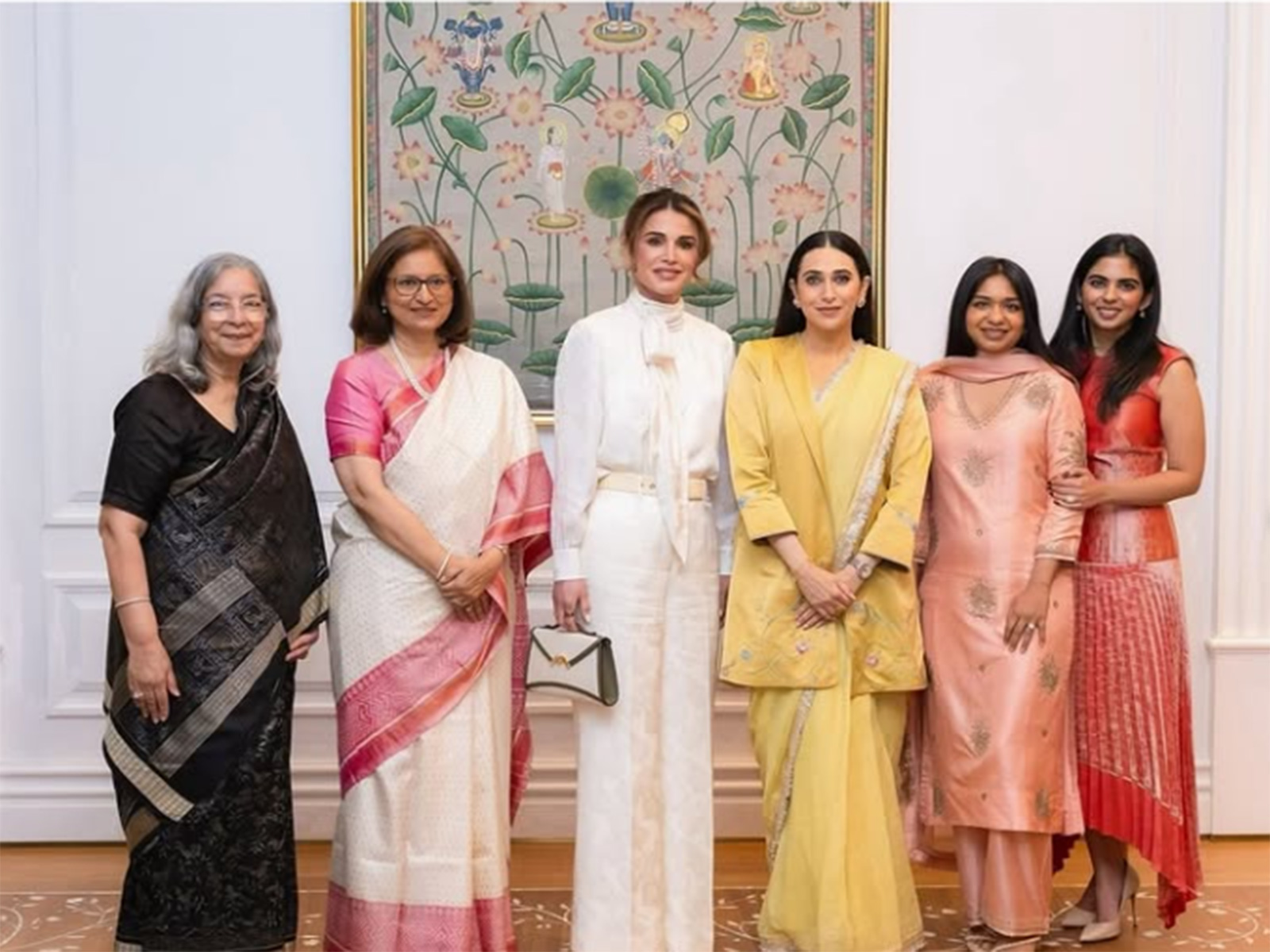  Karisma Kapoor with Queen Rania Al Abdullah, Isha Ambani (Photo/ Instagram/ therealkarismakapoor)