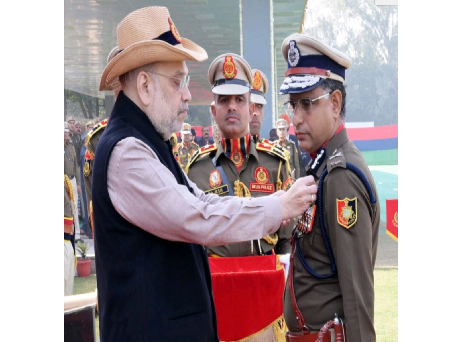 Union Home Minister Amit Shah conferring President’s Medal on Director General of Police, U.T. Chandigarh, Sagar Preet Hooda (Photo/ press release)