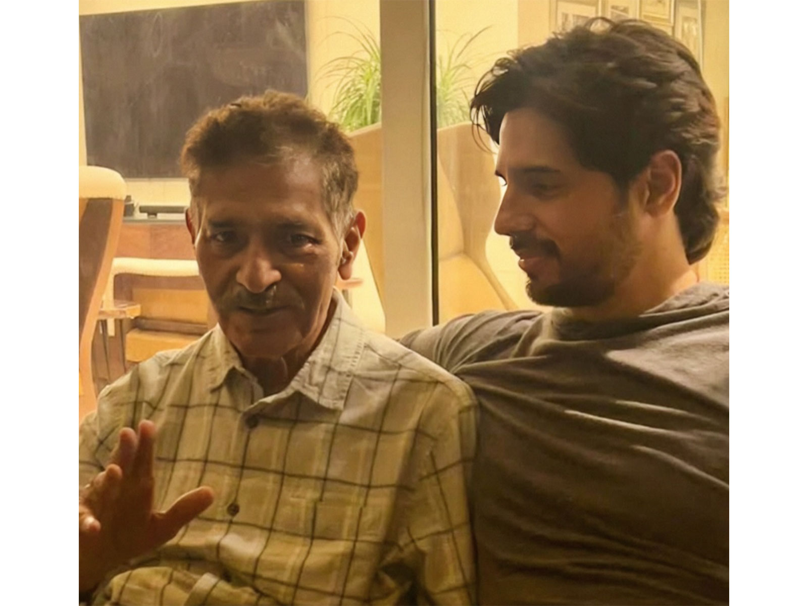 Sidharth Malhotra with late father (Photo/Instagram/ @sidmalhotra)
