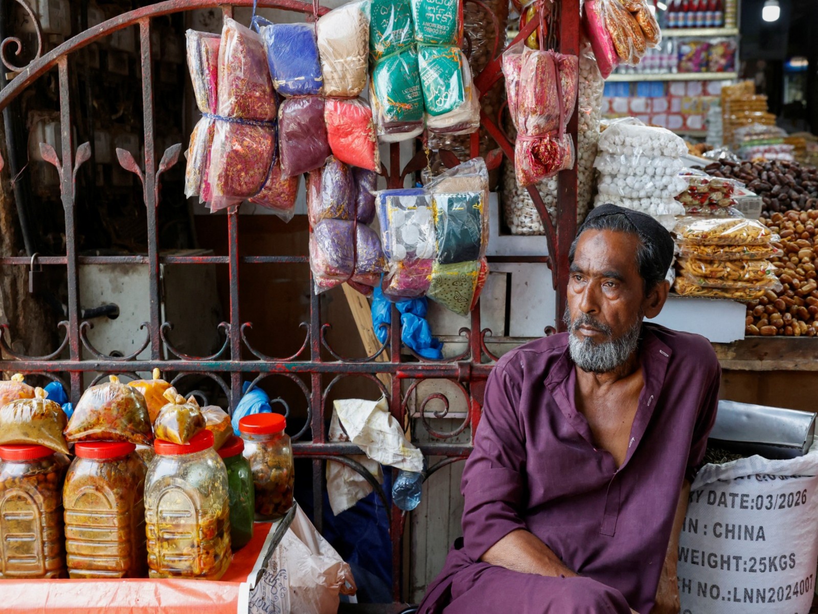 Man waits for customers in Karachi (File Photo/Reuters) Man waits for customers in Karachi (File Photo/Reuters)
