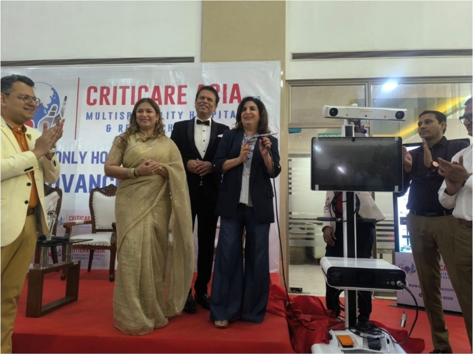 Farah Khan inaugurates the CritiCare Asia Hospitals’ newly launched Smith+Nephew CORI robotic system for joint replacement surgeries