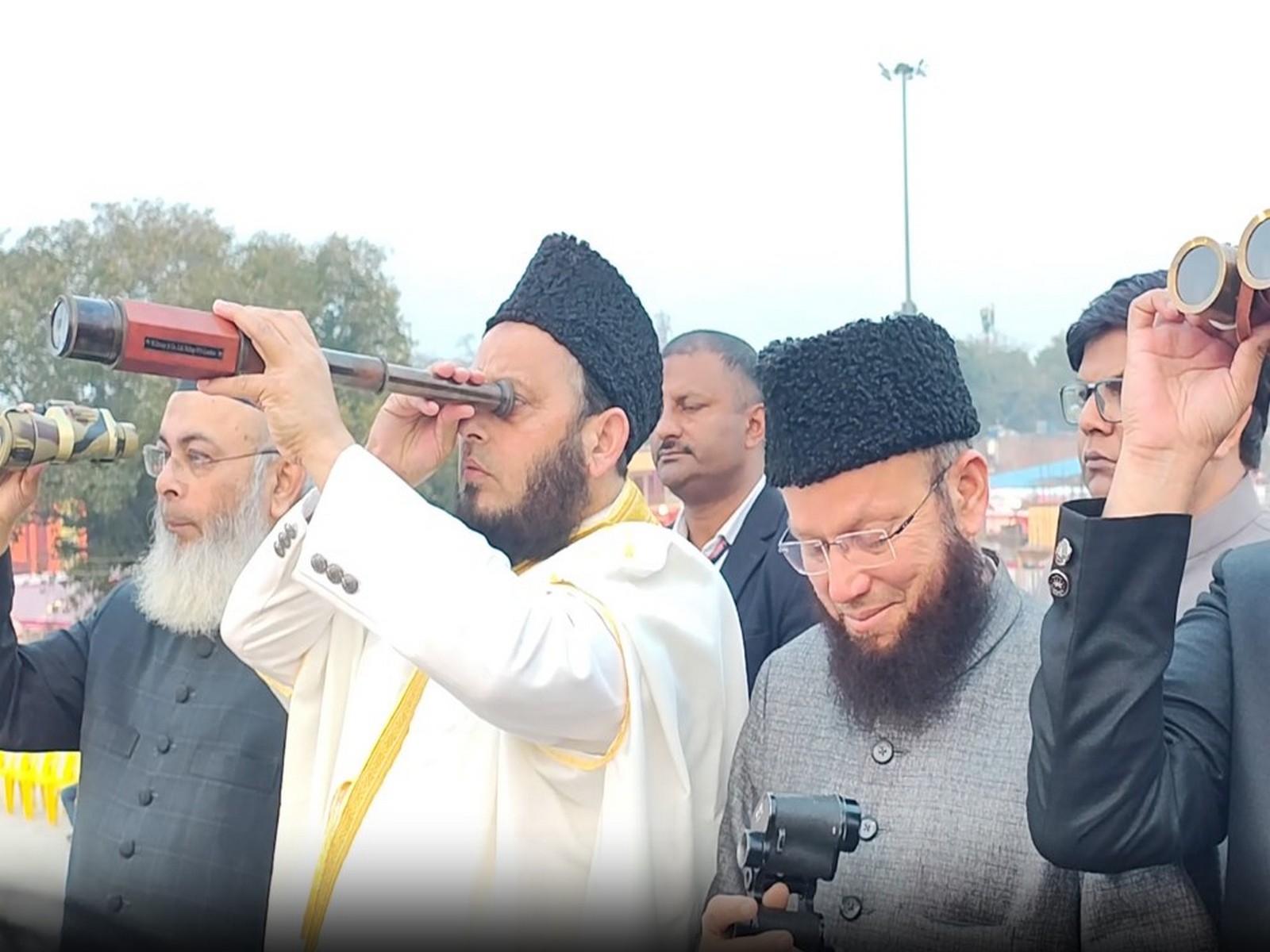 Maulana Khalid Rashid and other religious leaders observe Ramadan moon at Islamic Center of India in Lucknow (Photo/ANI)