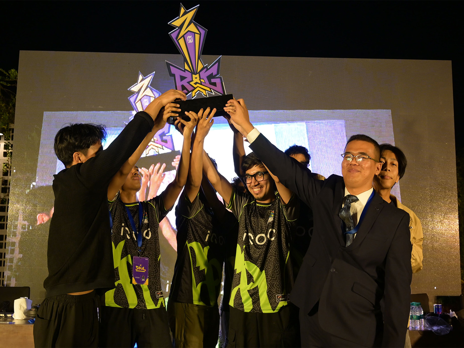 S8UL's MOBA Legends 5v5 team with the Rai Star x Gyan Gaming Cup. (Photo/S8UL)