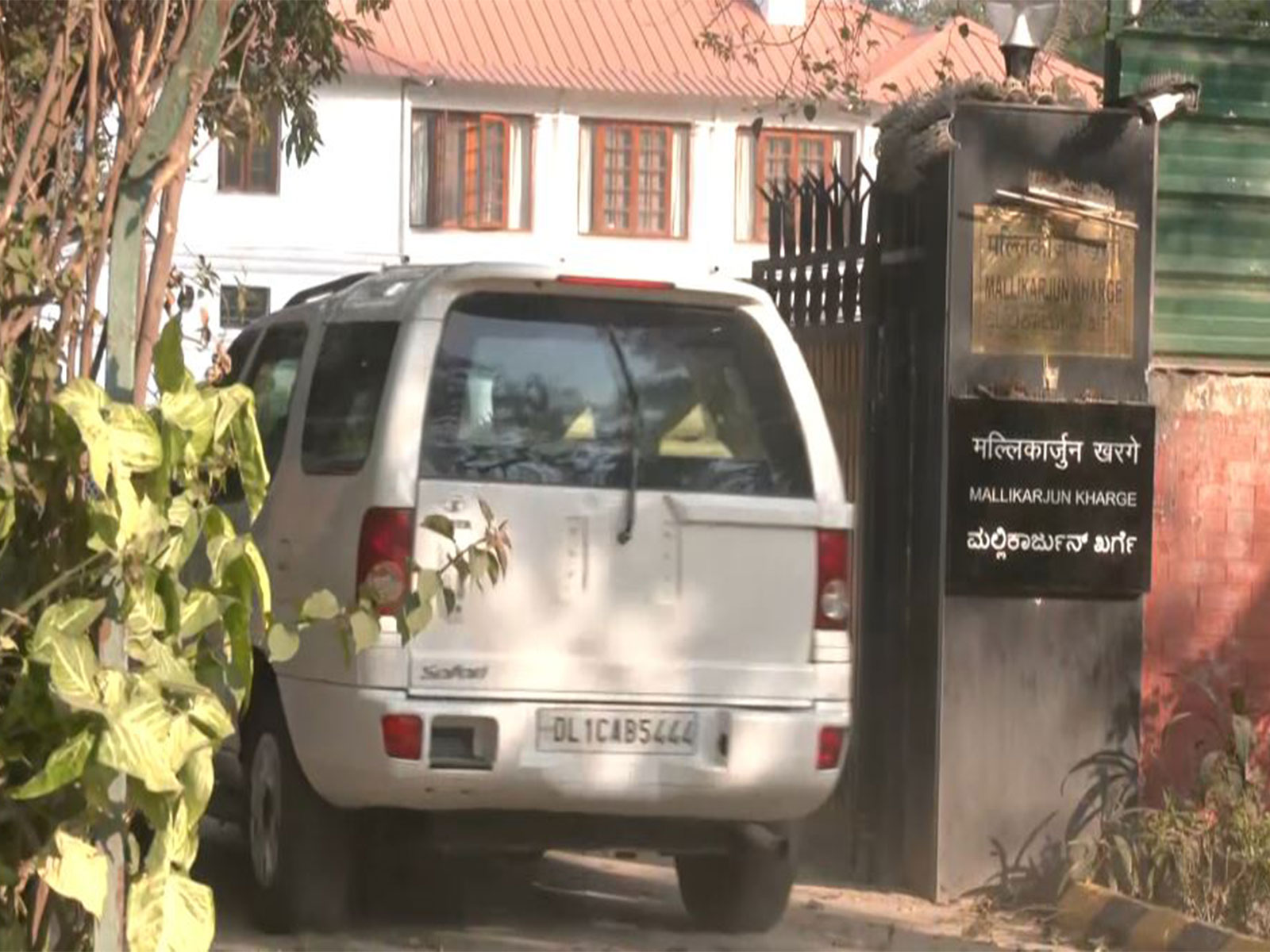Congress leader Rahul Gandhi visits Mallikarjun Kharge’s residence (Photo/ANI) Congress leader Rahul Gandhi visits Mallikarjun Kharge’s residence (Photo/ANI)