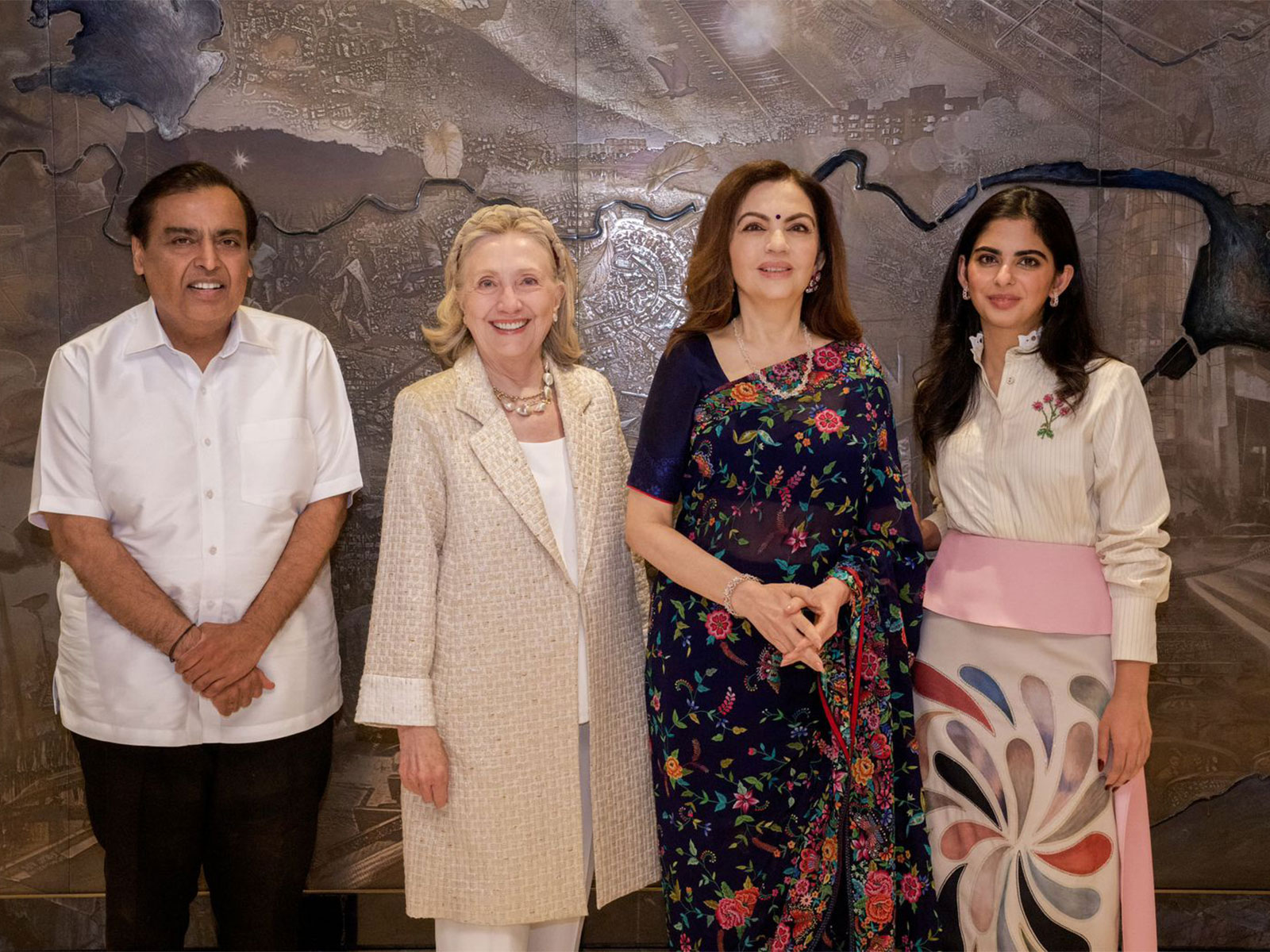 Mukesh Ambani, Nita Ambani host Hillary Clinton (Photo/Reliance Foundation)