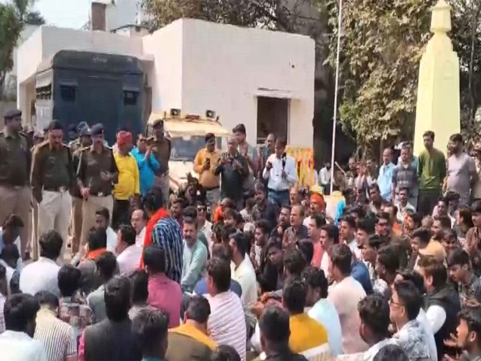 Hindu organisations protest outside Sihora police station (Photo/ANI)