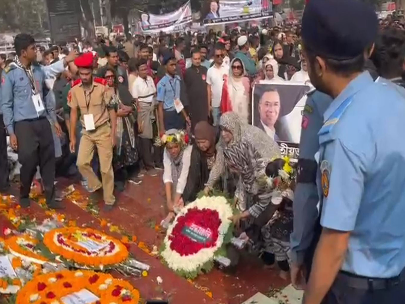 Bangladeshi's pay tribute to 1952 martyrs on Language Day in Bangladesh. (Photo/ANI) Bangladeshi's pay tribute to 1952 martyrs on Language Day in Bangladesh. (Photo/ANI)