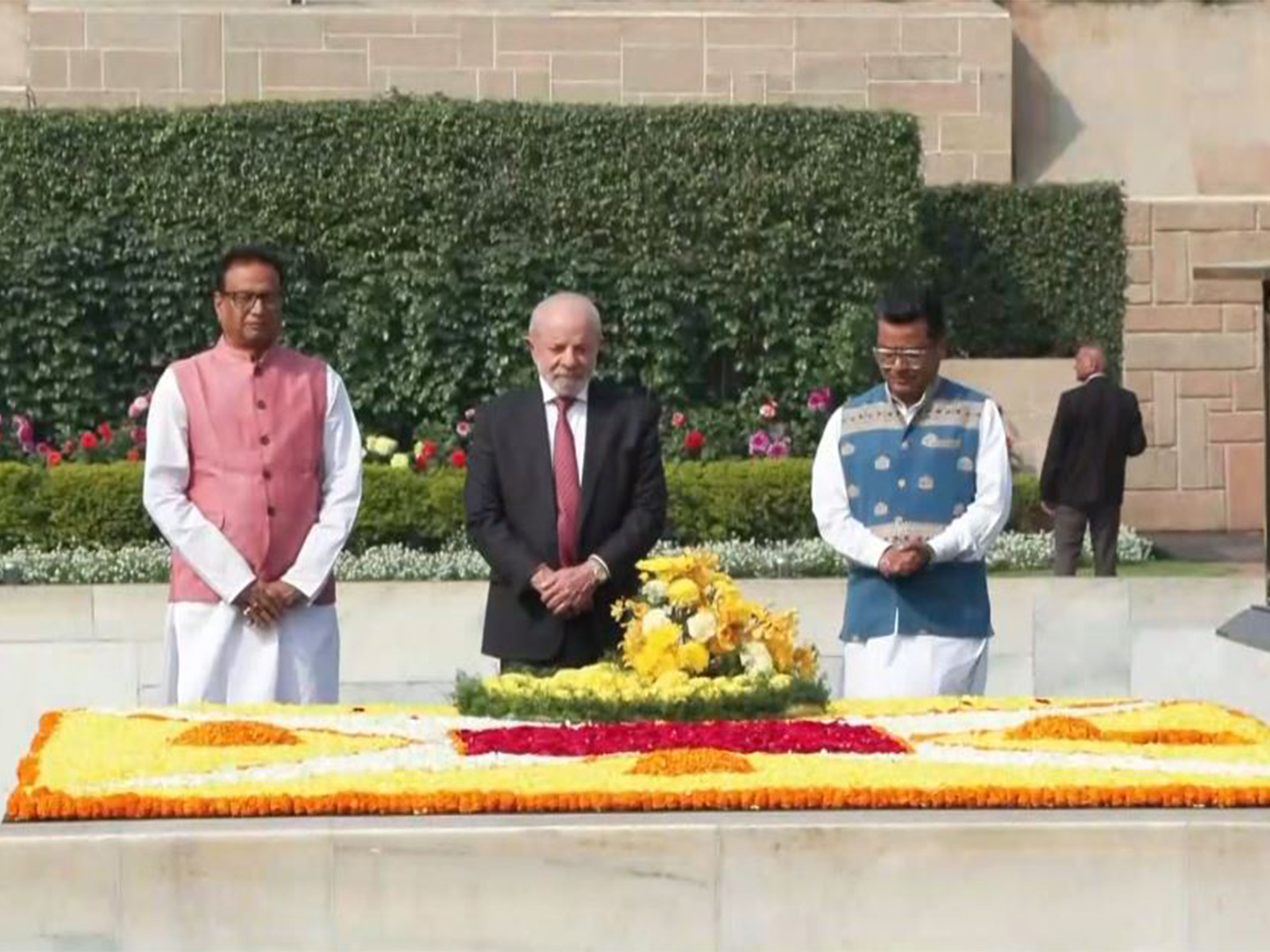 Brazilian President pays tributes at Rajghat (Photo/DD News)