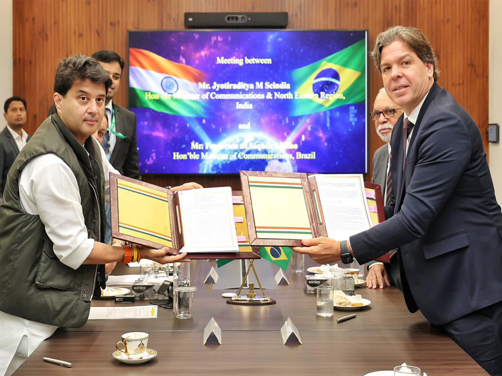  Union Minister of Communications Jyotiraditya Scindia with his Brazilian counterpart Frederico de Siqueira Filho (Photo: X/JM_Scindia)