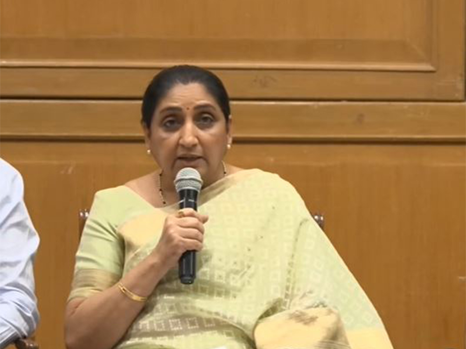 "अजित पवारांनी ११ अर्थसंकल्पाच्या माध्यमातून महाराष्ट्राला दिशा दिली": विधानसभा सत्रापूर्वी सुनेत्रा पवार