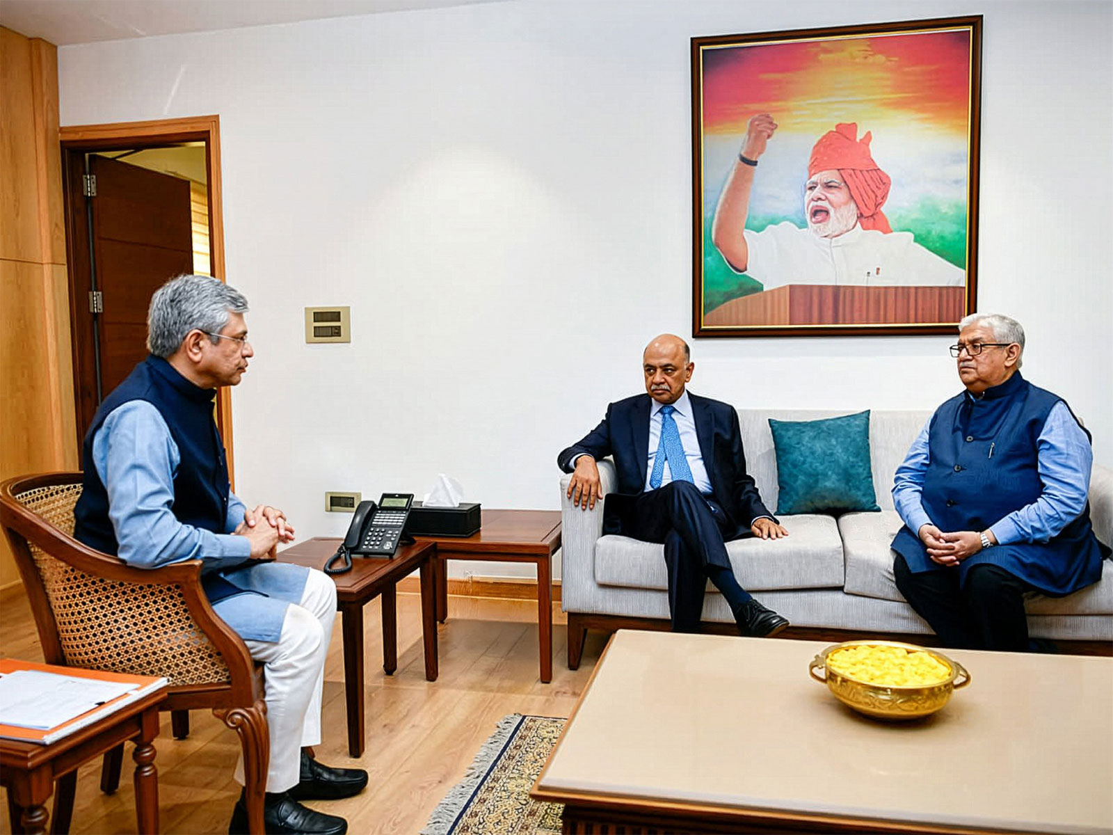 Union Minister Ashwini Vaishnaw with IBM officials (Photo-X/@AshwiniVaishnaw) 