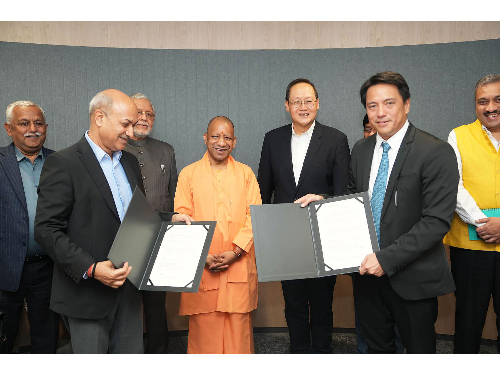 Uttar Pradesh Chief Minister Yogi Adityanath with Singapore leaders (Photo/ @myogiadityanath)